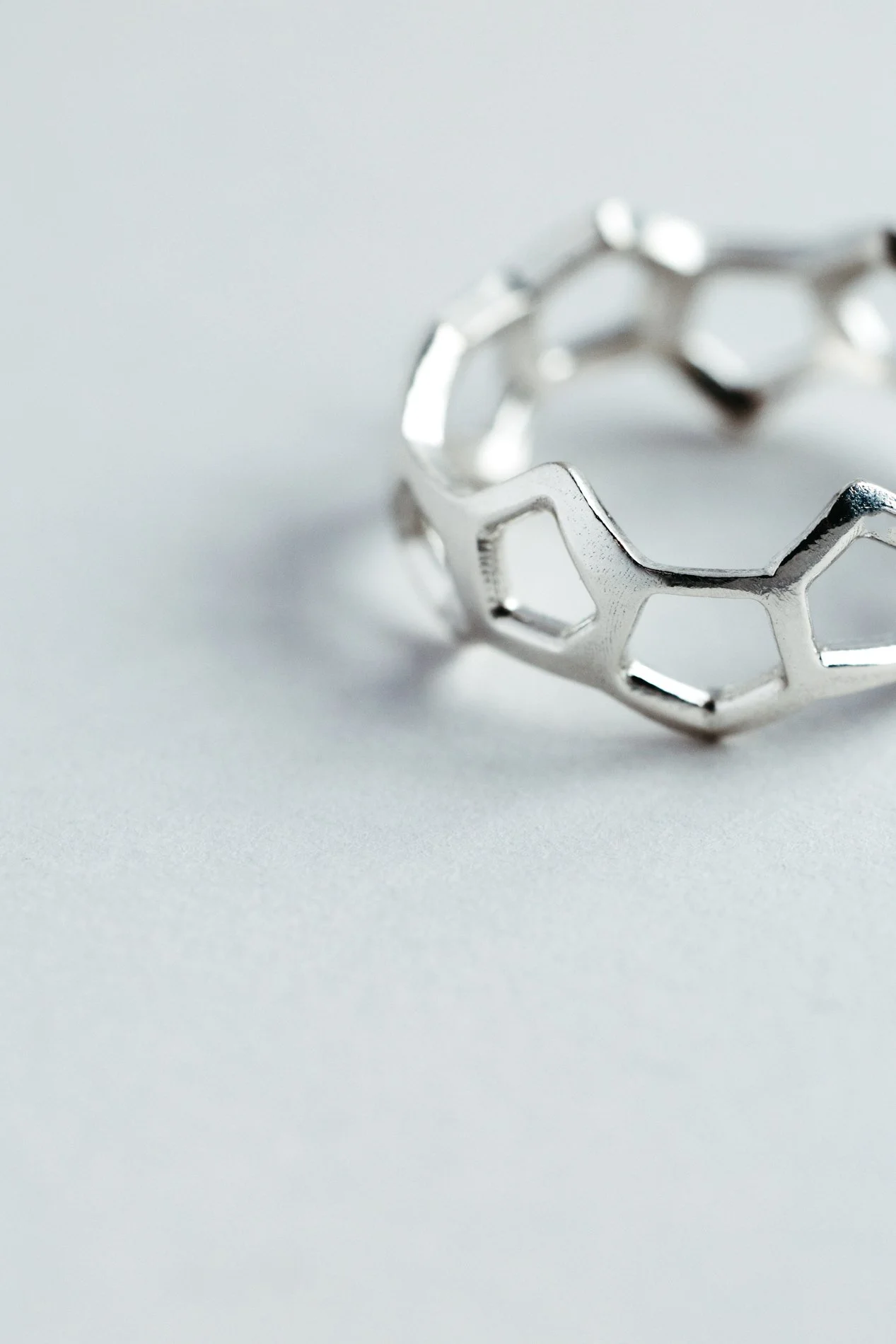 Particles ring V2.2 by Sajfrt — amorphous jewellery object handcrafted in Belgium, available in silver or gold, shaped by presence and form.