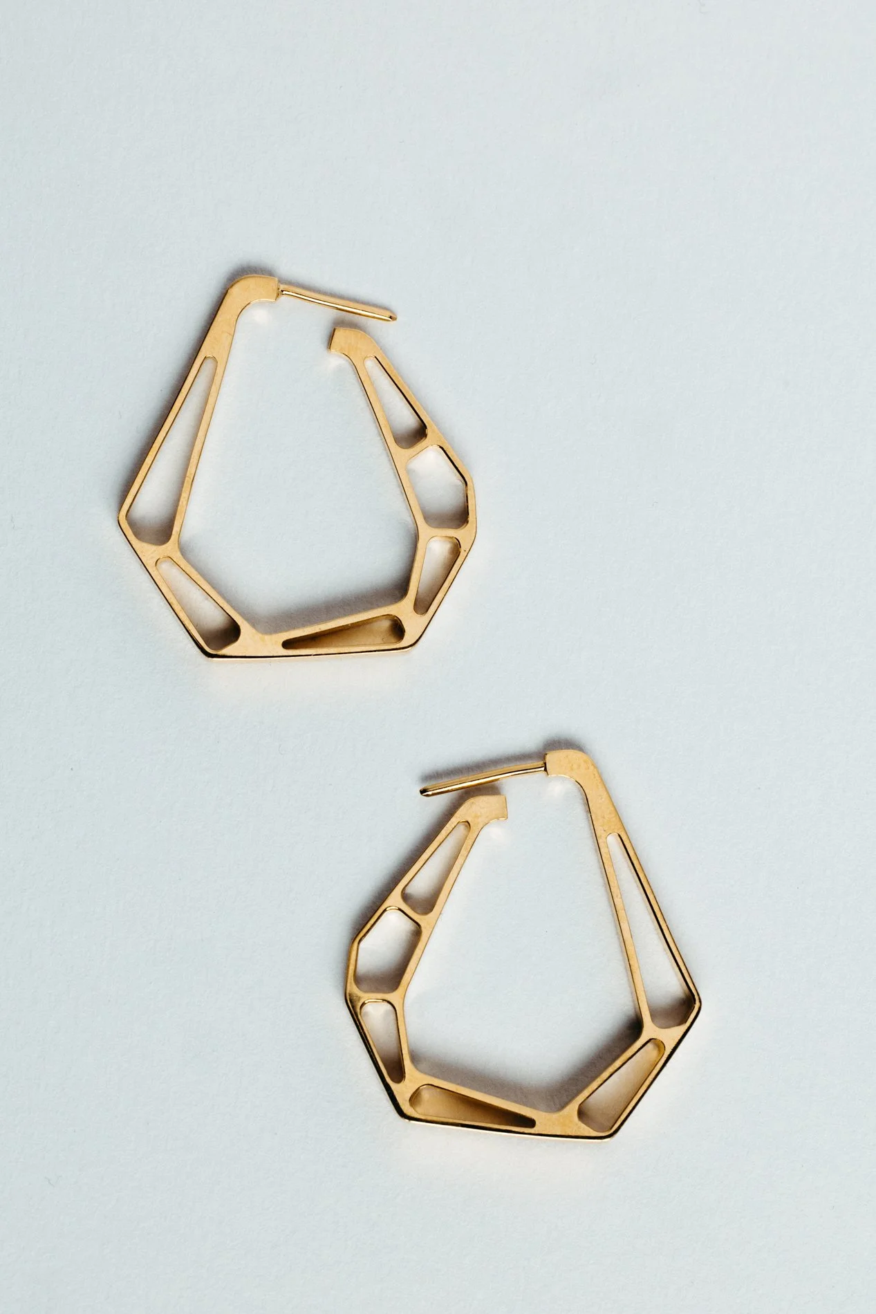 Engrenages earrings V1.3 by Sajfrt — closed-form jewellery in silver or 14K gold, handcrafted in Belgium with interlocking architectural design.
