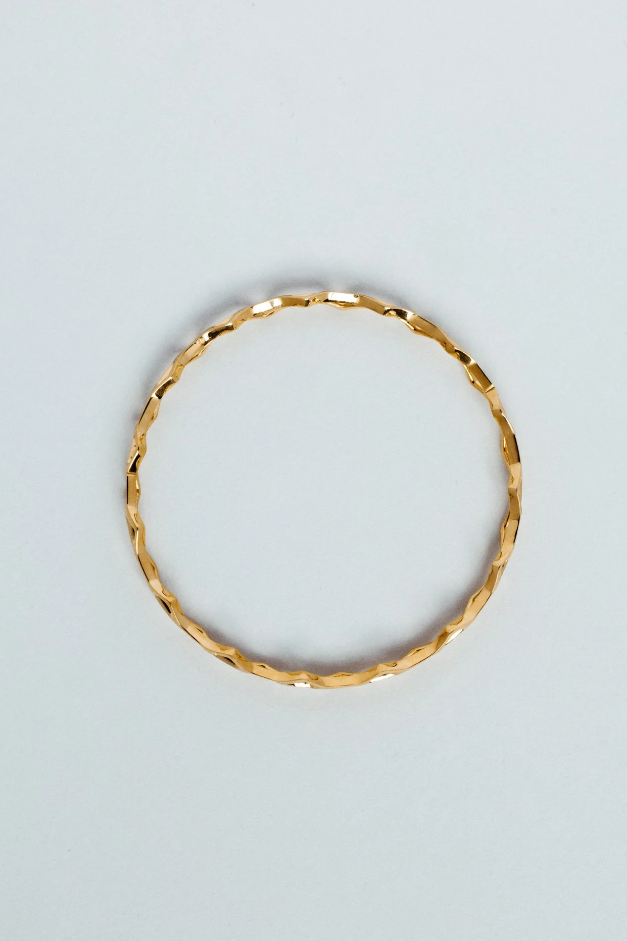 Particles bracelet V2.1 by Sajfrt — amorphous form crafted in silver or gold, a jewellery object shaped with movement and designed in Brussels.