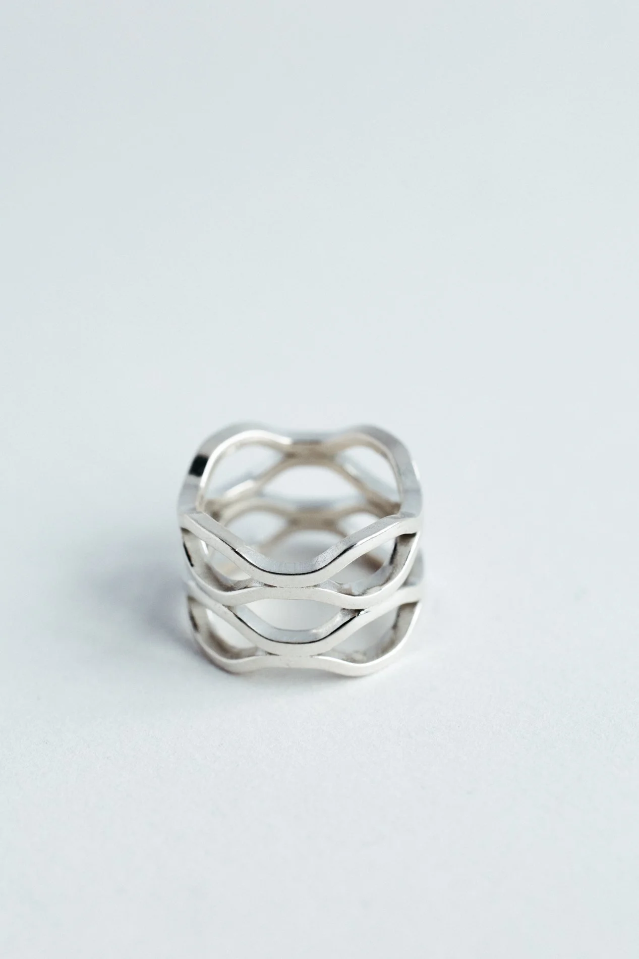 Particles ring V5.2 by Sajfrt — double distorted jewellery form handcrafted in Belgium, available in silver or gold, expressive and structured.