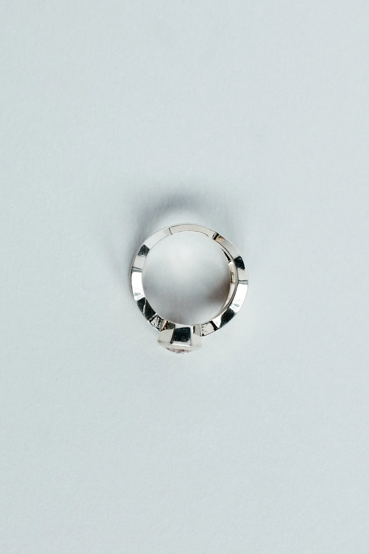 Particles ring V4.2 by Sajfrt — skewed architectural form in silver or gold, set with morganite or green tourmaline. Designed and made in Belgium.