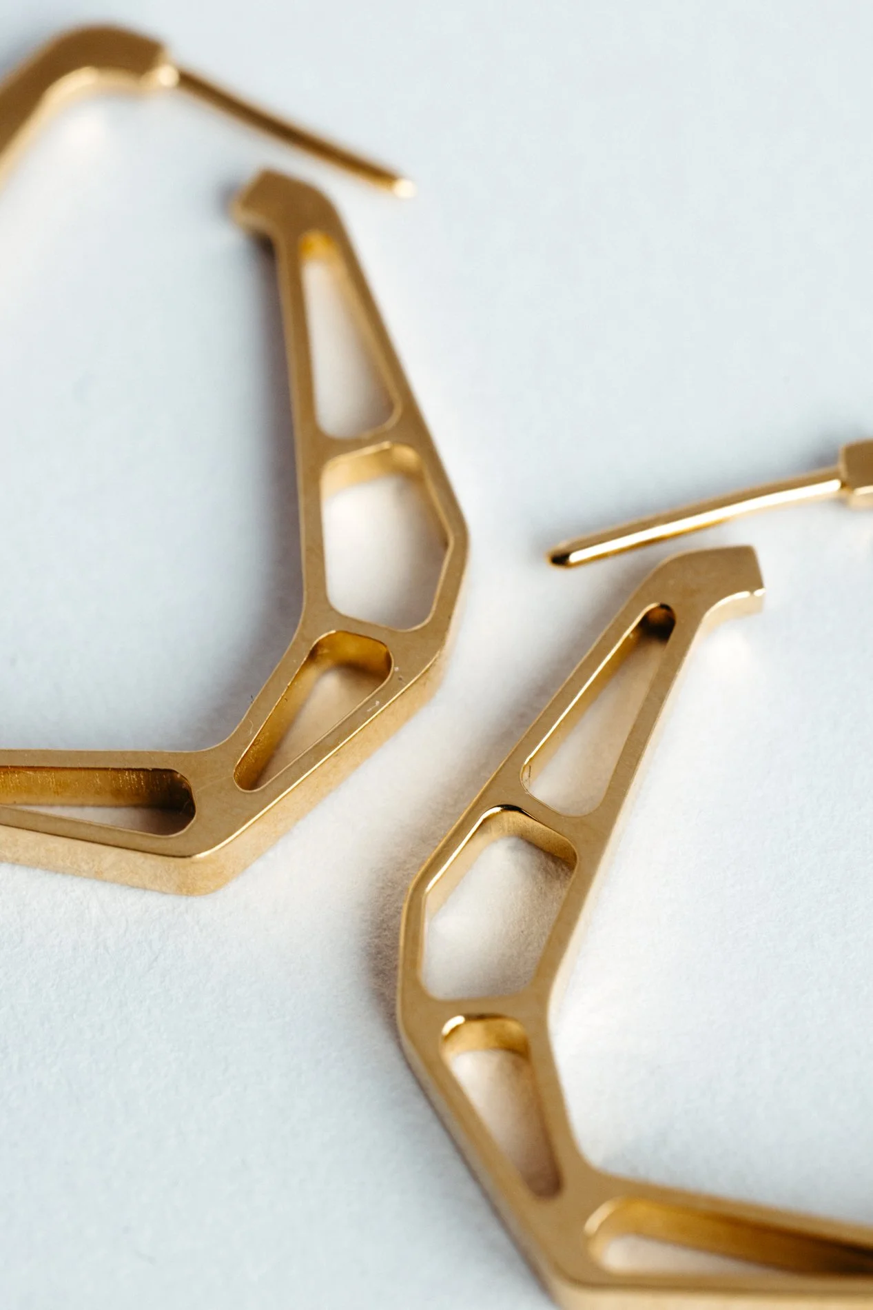 Engrenages earrings V1.3 by Sajfrt — closed-form jewellery in silver or 14K gold, handcrafted in Belgium with interlocking architectural design.