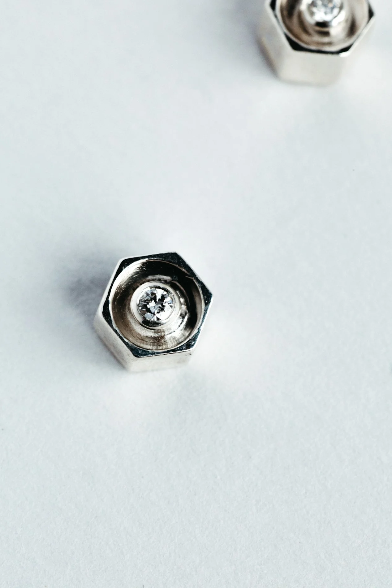 Particles stud earrings V1.3 by Sajfrt — minimalist Belgian jewellery in silver or gold with optional diamonds, sapphires, aquamarine, or tourmaline.