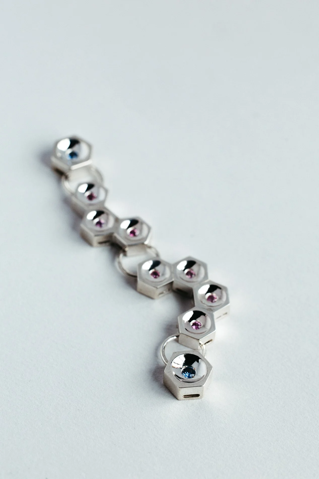 Particles necklace V1.4 by Sajfrt — silver or gold jewellery object with sapphires or diamonds, designed in Brussels and handcrafted in Belgium.