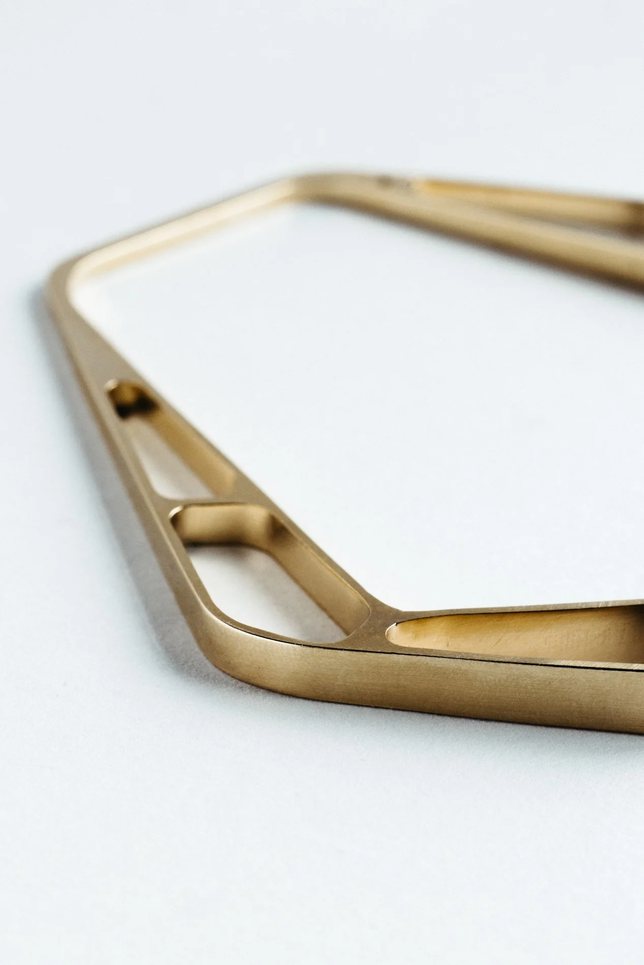 Engrenages bracelet V1.2 by Sajfrt — small closed-form design in silver or gold, handcrafted in Belgium with precise, interlocking geometry.