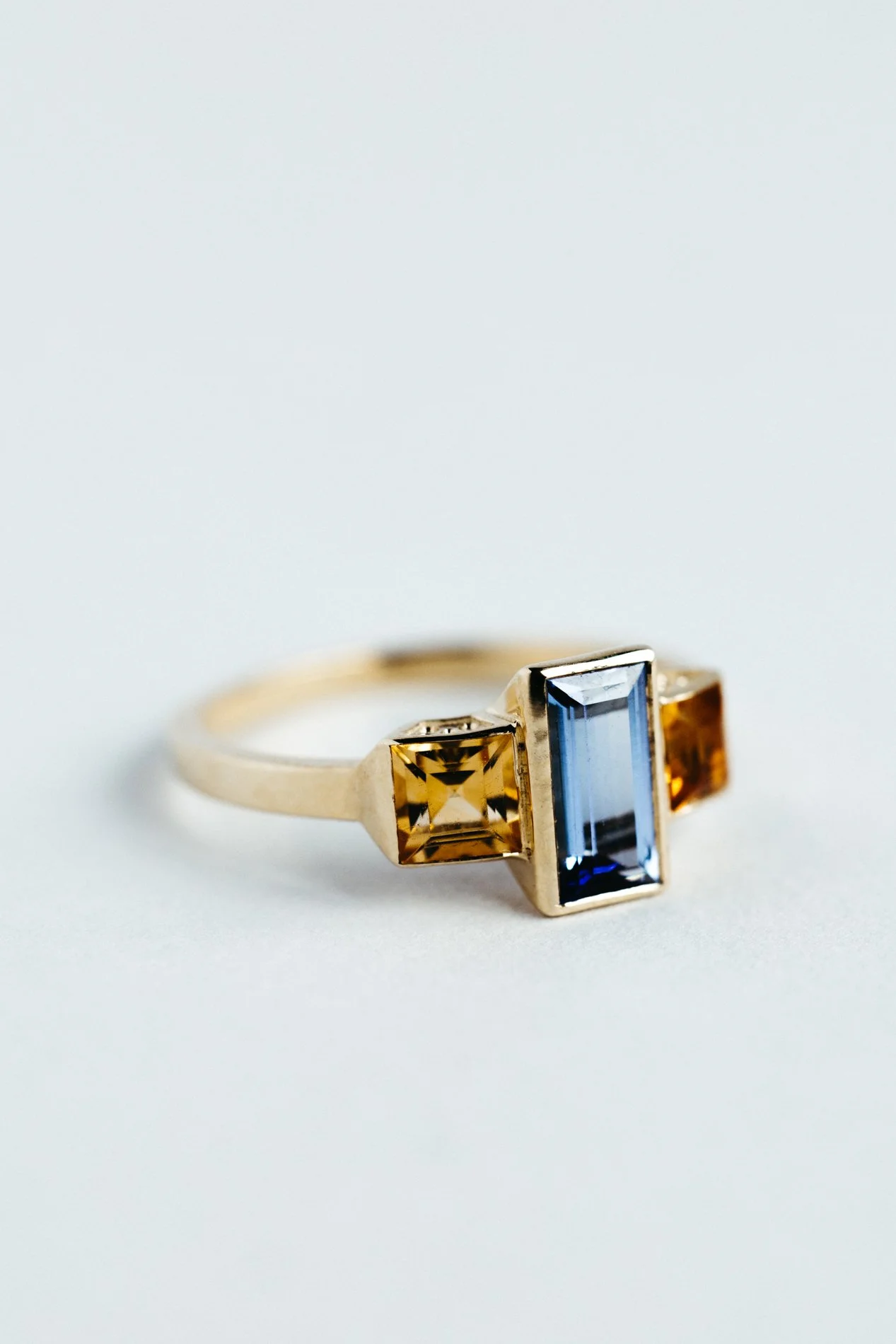 Particles ring V6.1 by Sajfrt — grotesque architectural form in 14K gold with tanzanite centre stone and citrine accents. Handcrafted in Belgium.
