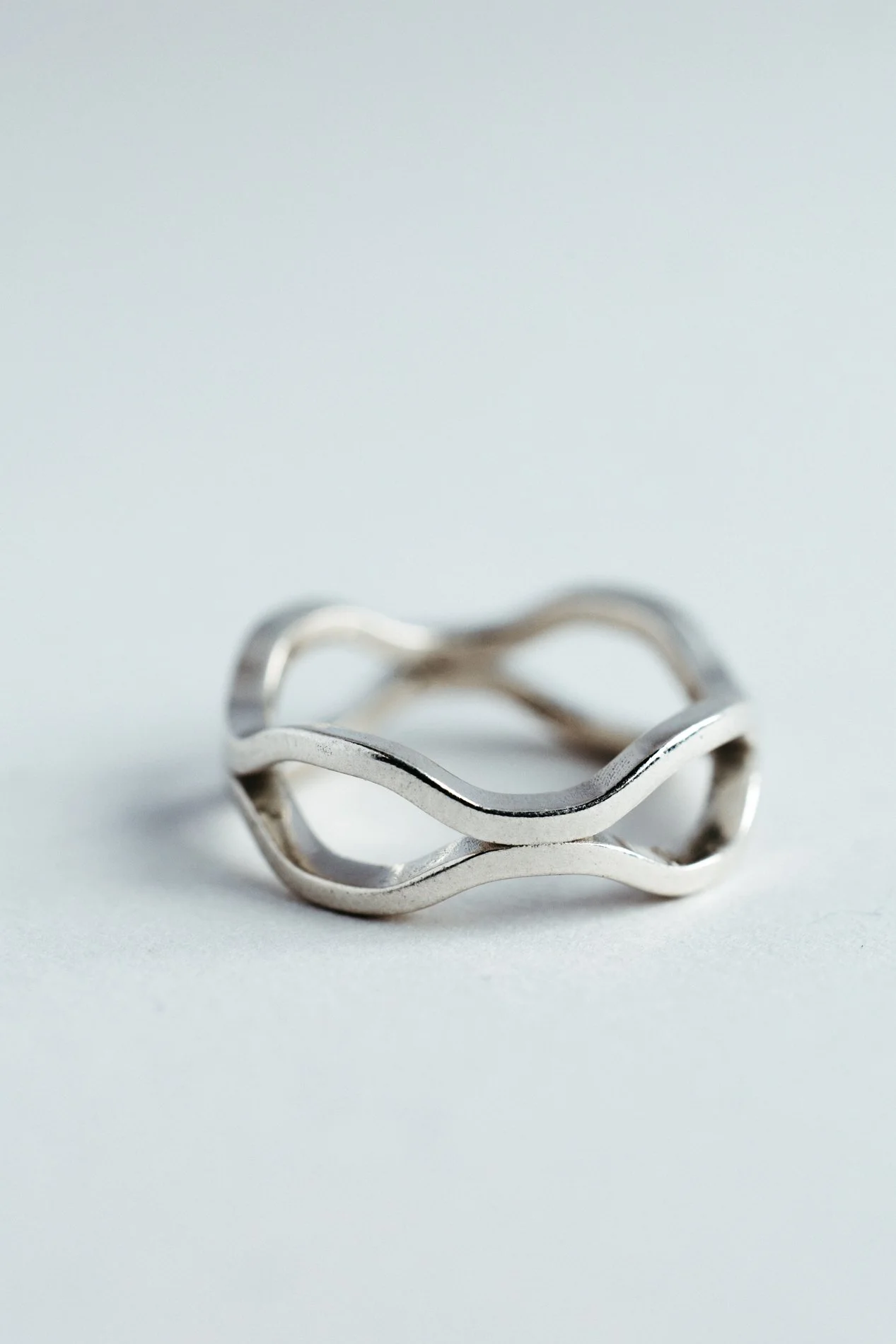 Particles ring V5.3 by Sajfrt — distorted single band in silver or gold, handcrafted in Belgium with architectural imbalance and quiet asymmetry.