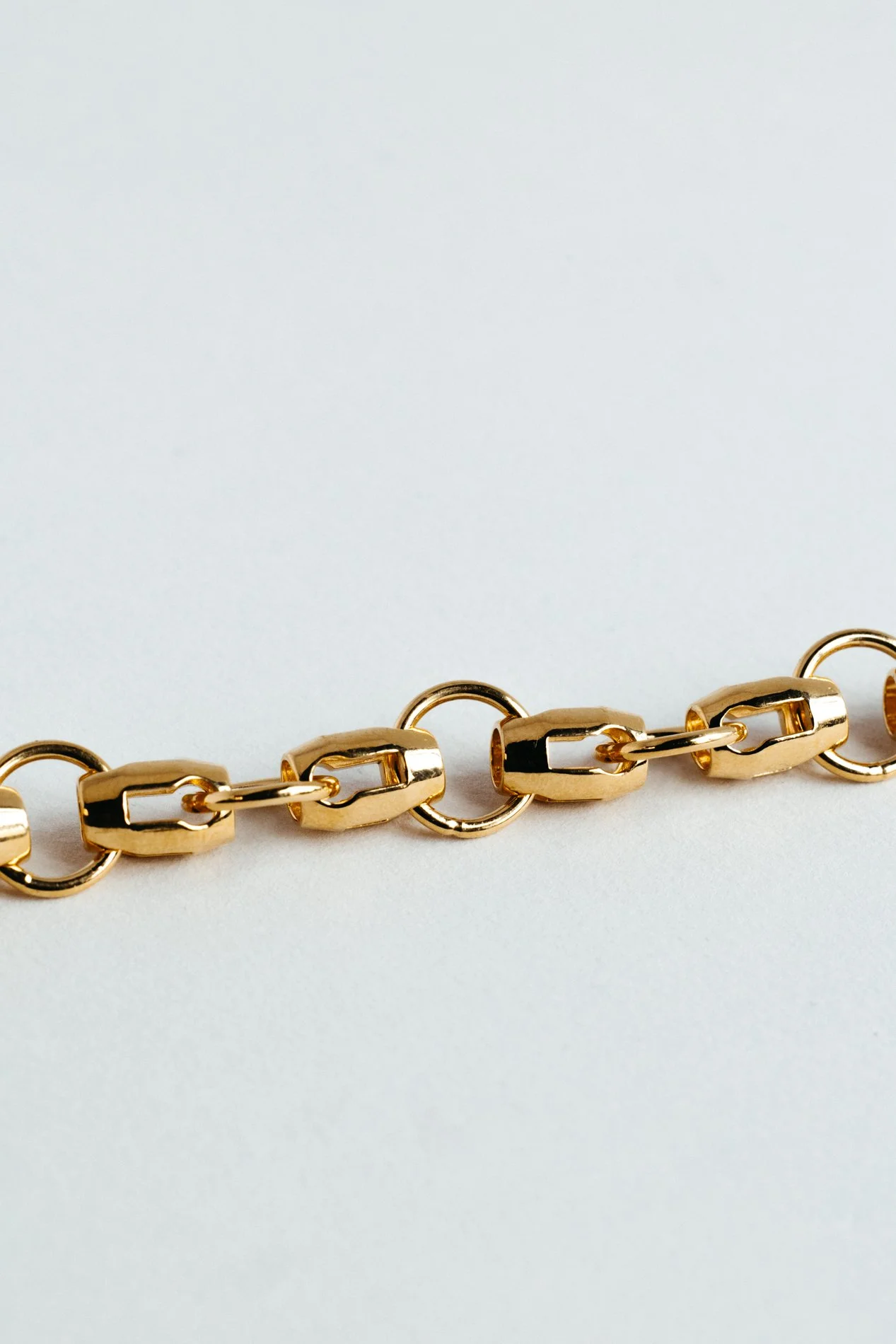 Engrenages bracelet V3.1 by Sajfrt — gear-inspired variation in silver or gold, handcrafted in Belgium with interlocking mechanical precision.