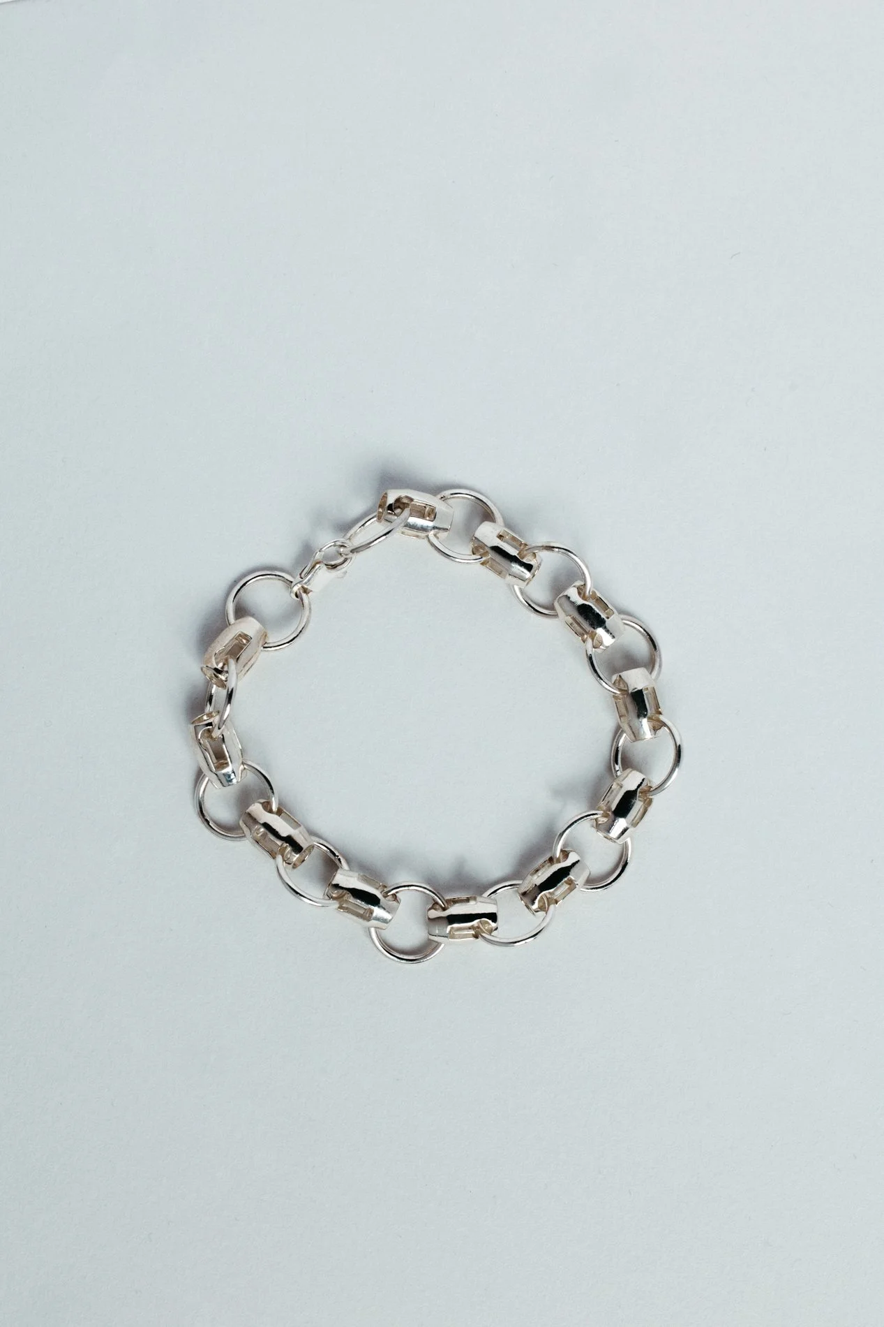 Engrenages bracelet V3.1 by Sajfrt — gear-inspired variation in silver or gold, handcrafted in Belgium with interlocking mechanical precision.