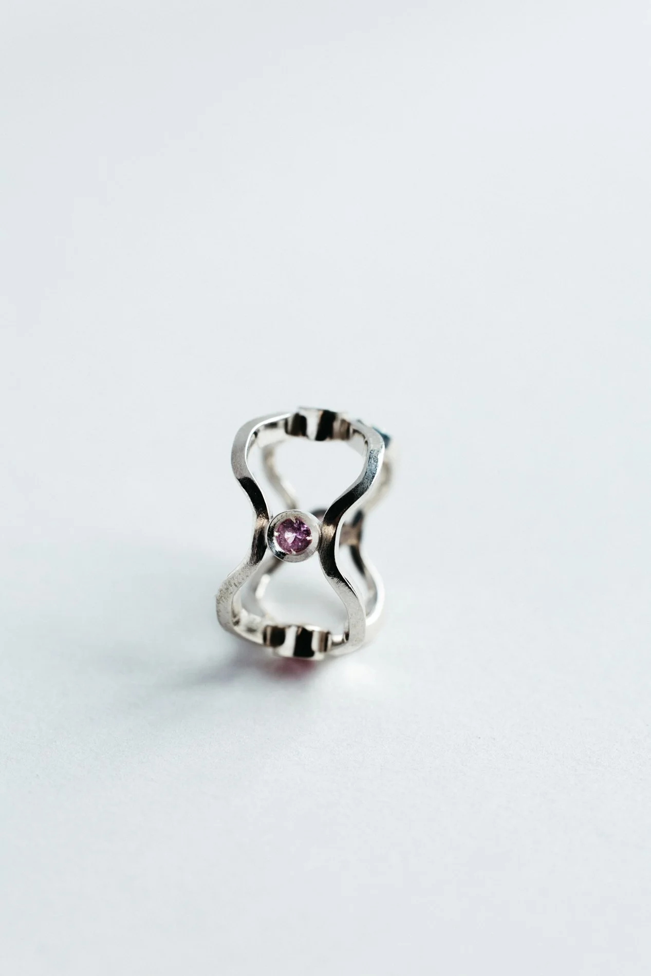 Particles ring V5.4 by Sajfrt — distorted silver or gold ring set with tourmaline or topaz, handcrafted in Belgium with architectural tension.