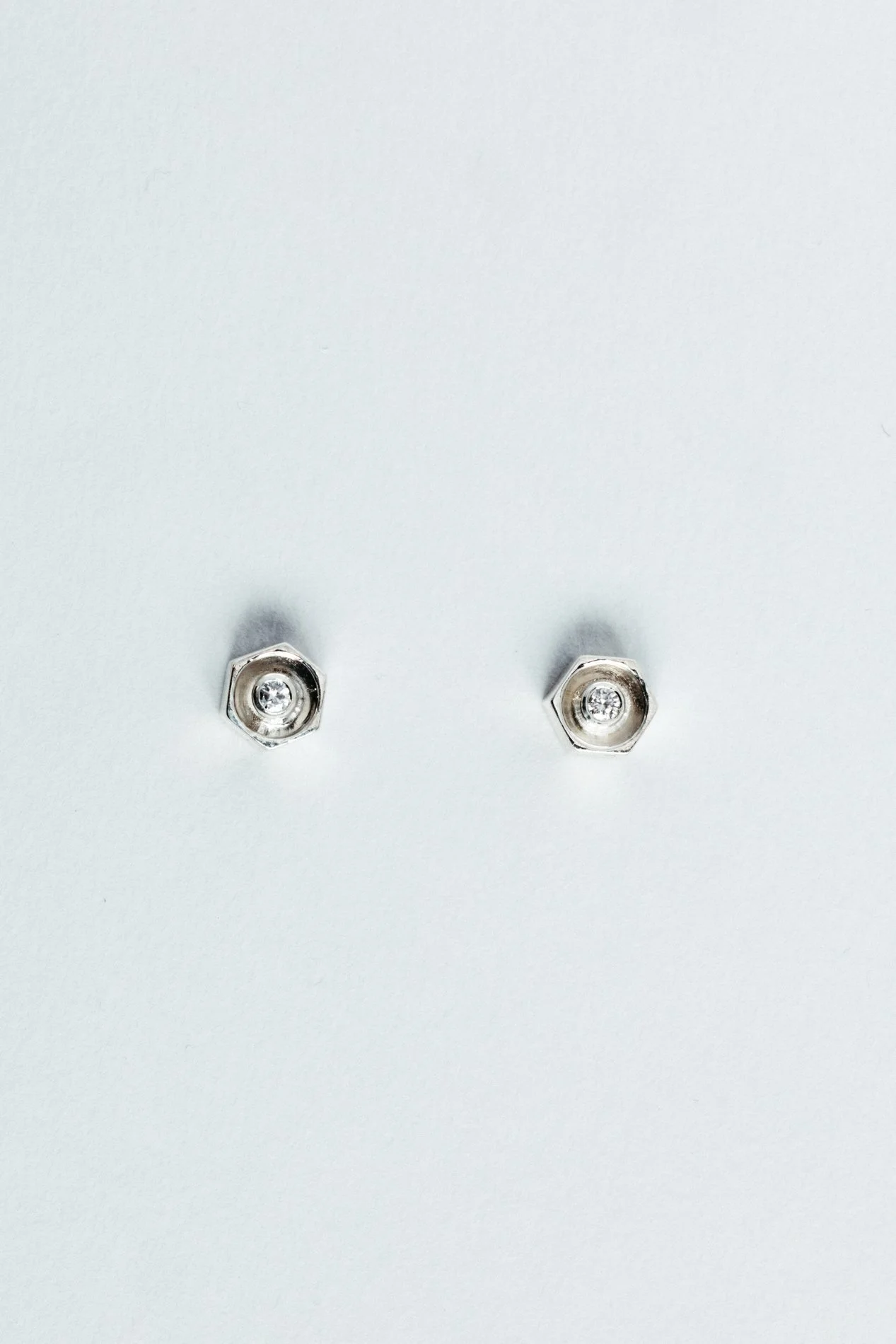 Particles stud earrings V1.3 by Sajfrt — minimalist Belgian jewellery in silver or gold with optional diamonds, sapphires, aquamarine, or tourmaline.