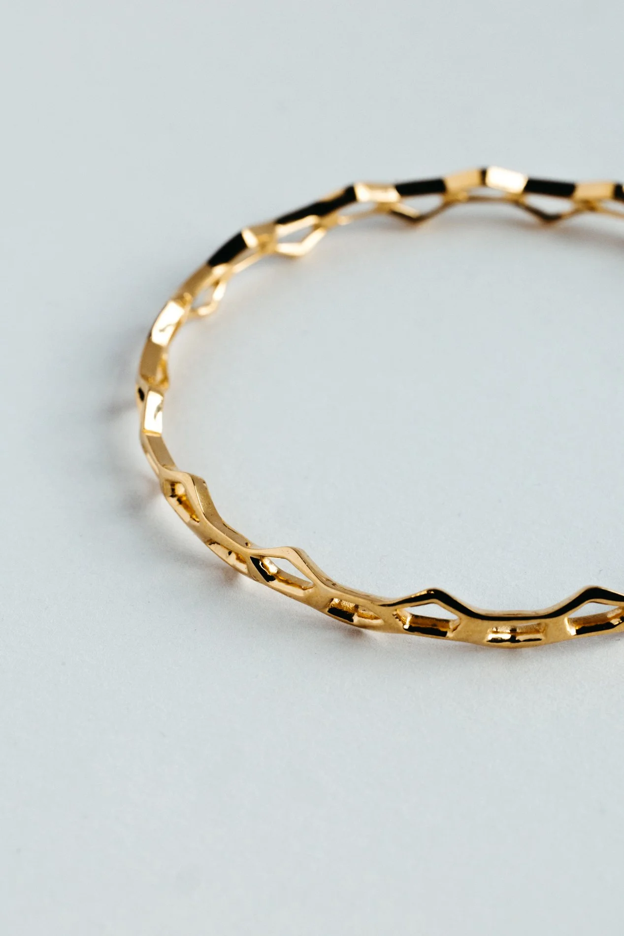 Particles bracelet V2.1 by Sajfrt — amorphous form crafted in silver or gold, a jewellery object shaped with movement and designed in Brussels.