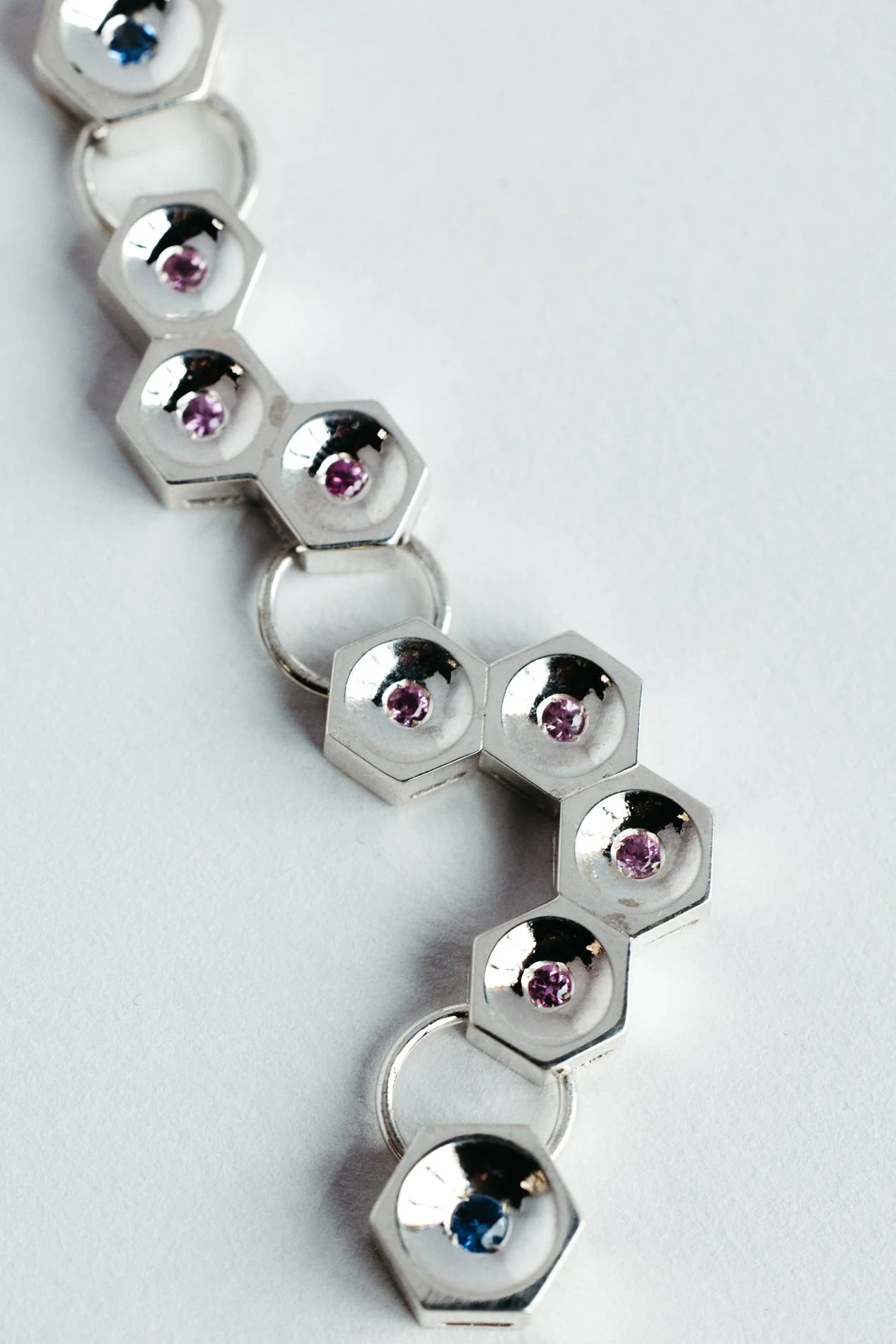Particles necklace V1.4 by Sajfrt — silver or gold jewellery object with sapphires or diamonds, designed in Brussels and handcrafted in Belgium.