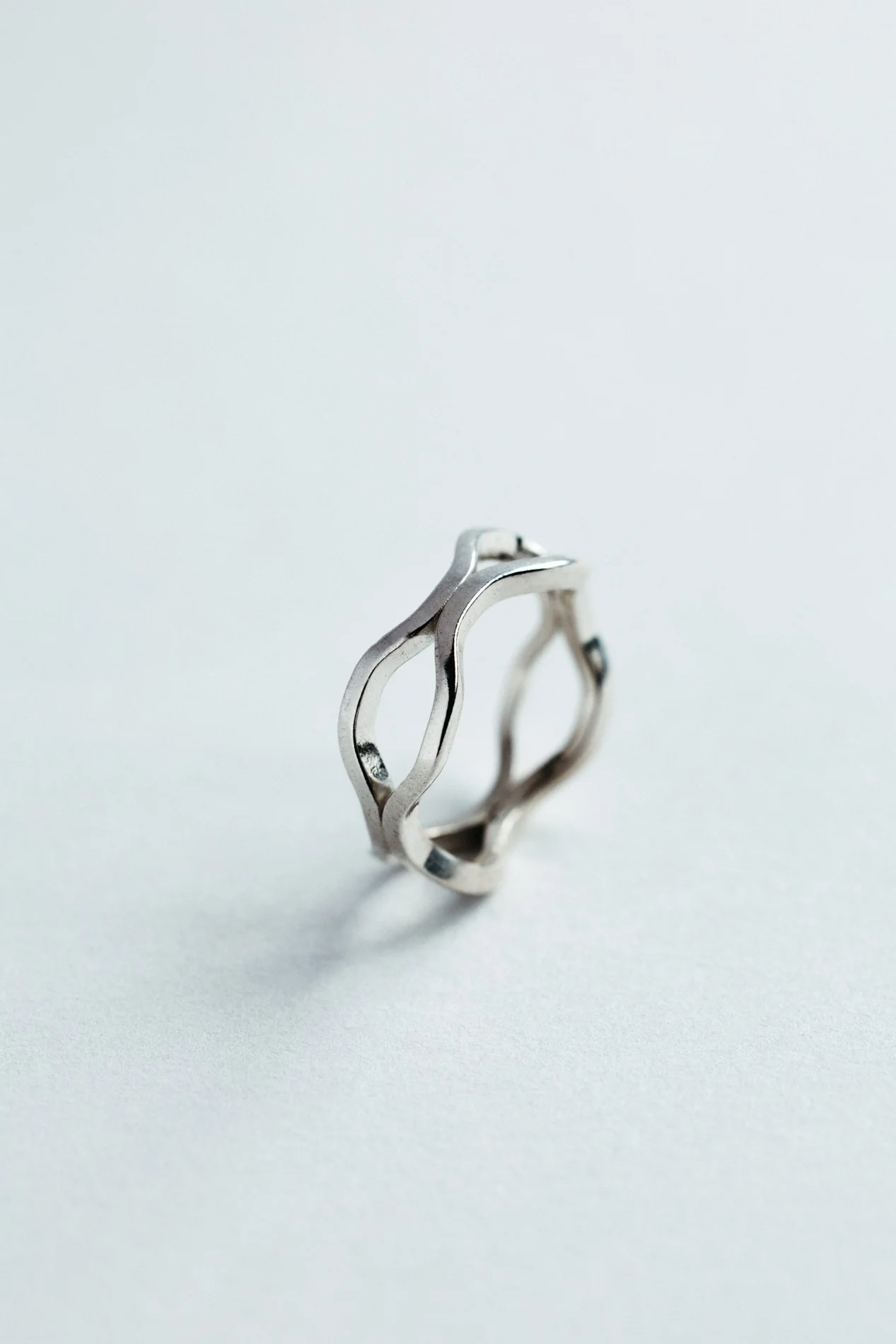 Particles ring V5.3 by Sajfrt — distorted single band in silver or gold, handcrafted in Belgium with architectural imbalance and quiet asymmetry.
