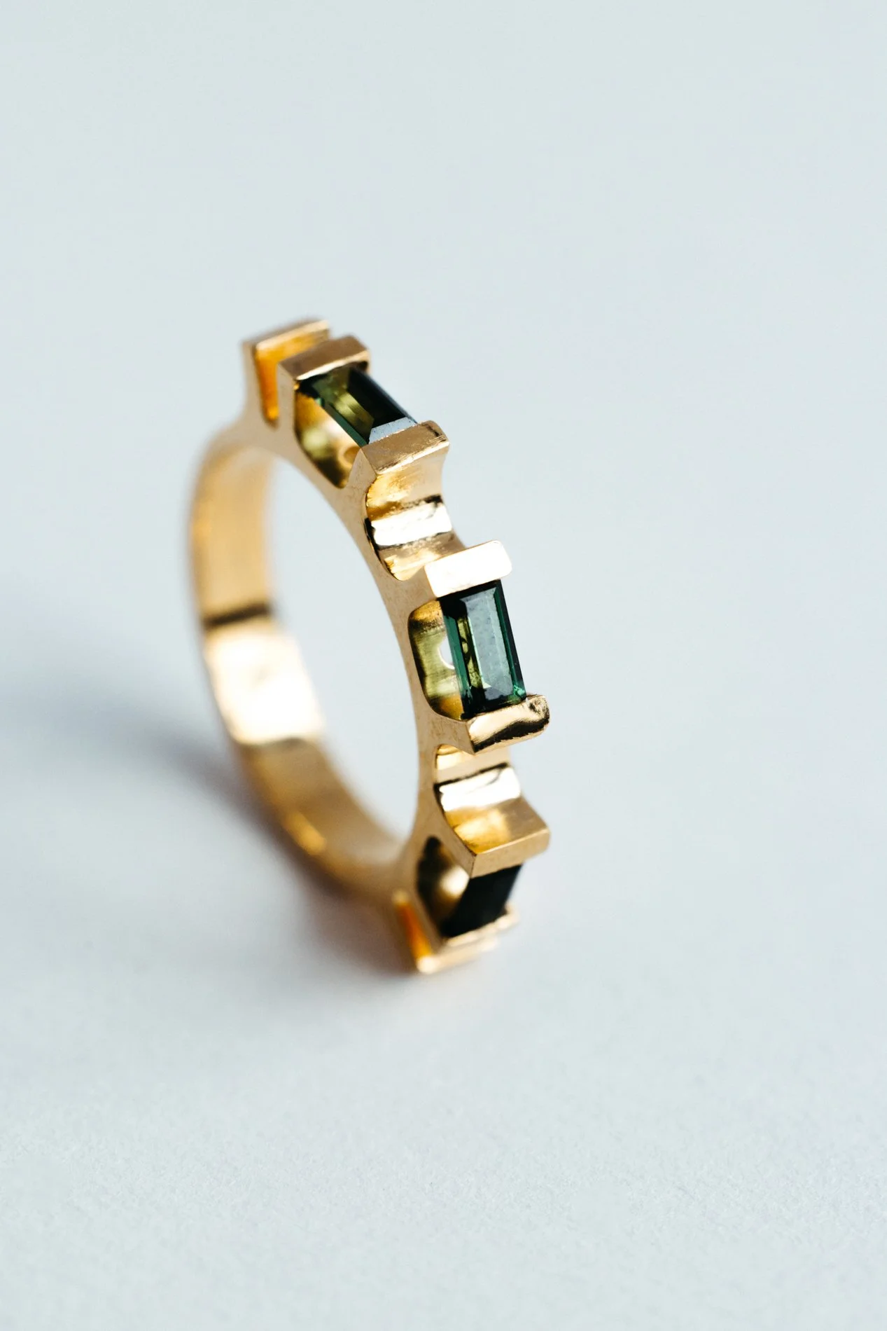 Engrenages ring V4.2 by Sajfrt — sprocket-inspired form in silver or gold with green tourmaline. Handcrafted in Belgium, designed with intention.