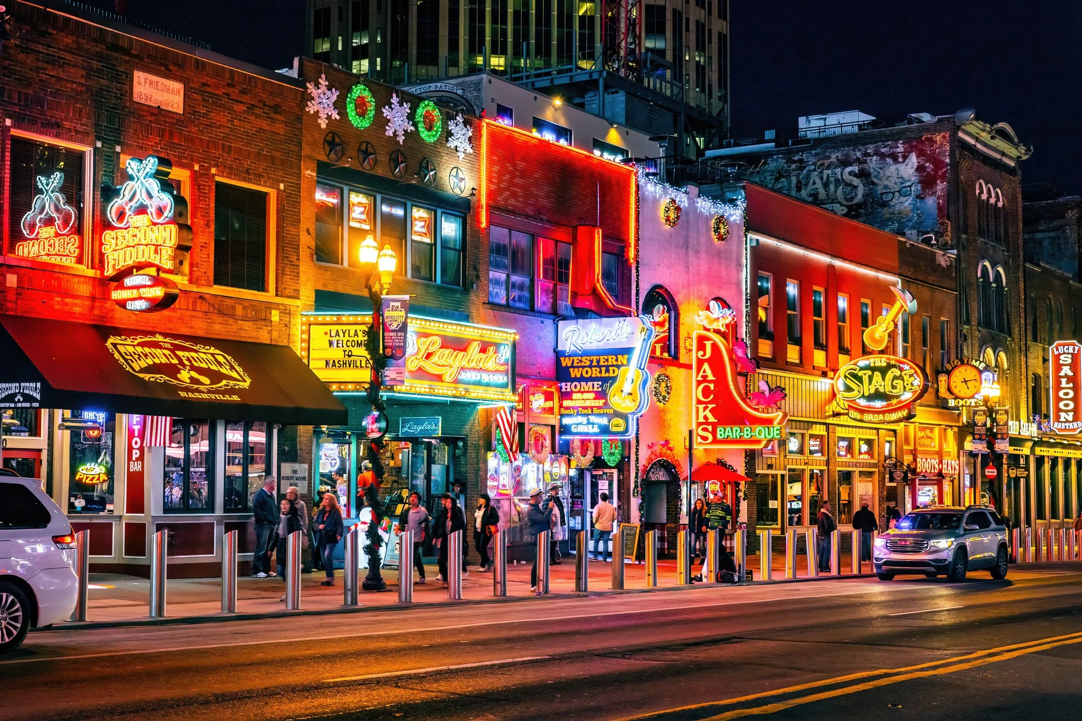 Street view of Nashville, Tennessee at night