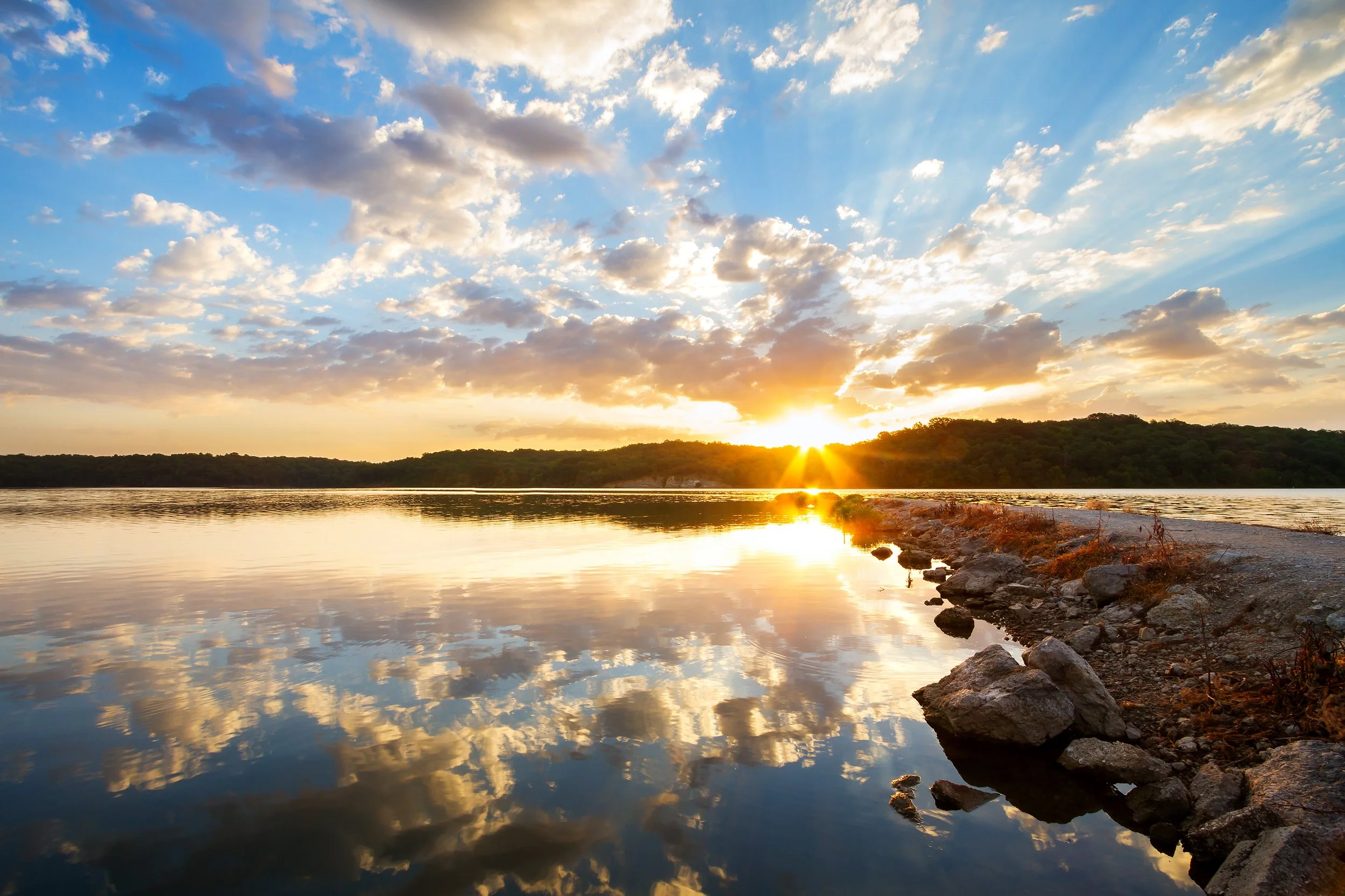Scenic view of a Missouri lake at sunrise