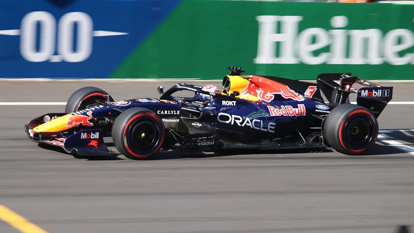 Verstappen crava a 50ª pole da carreira em Singapura; Bortoleto larga em 14º