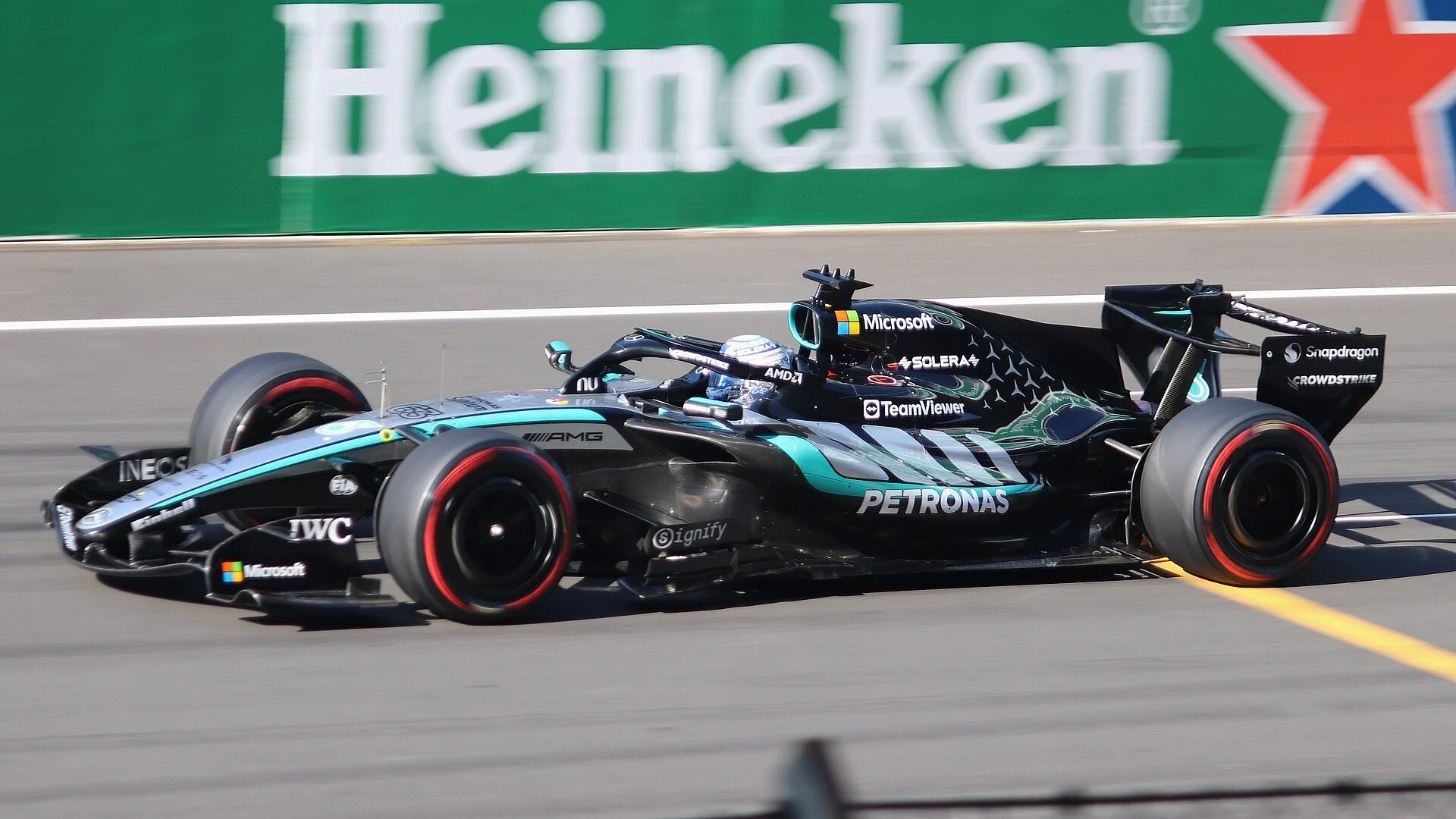 GP de Singapura: Russell larga em 21º após perder 40 posições, e a Mercedes aposta na recuperação