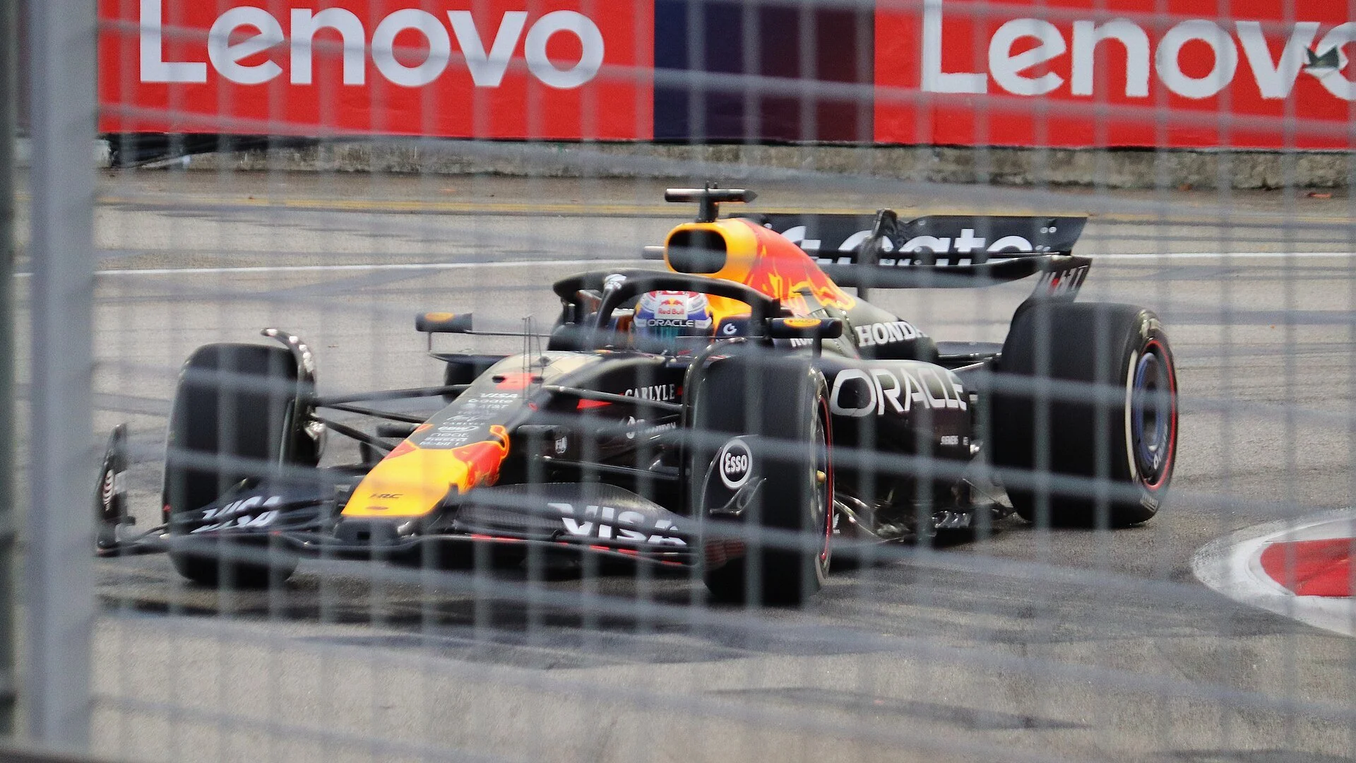 GP de Singapura: Verstappen vence pela primeira vez em Marina Bay, Leclerc é 2º e Bortoleto abandona com falha mecânica