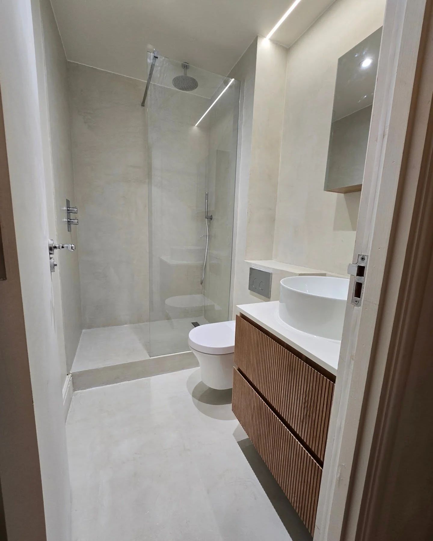 Project recently completed by Revivio Home Improvements &mdash; a fully natural microcemented bathroom, where minimalism meets performance.

Every surface is finished in breathable, lime-based microcement for a seamless, grout-free, and waterproof re