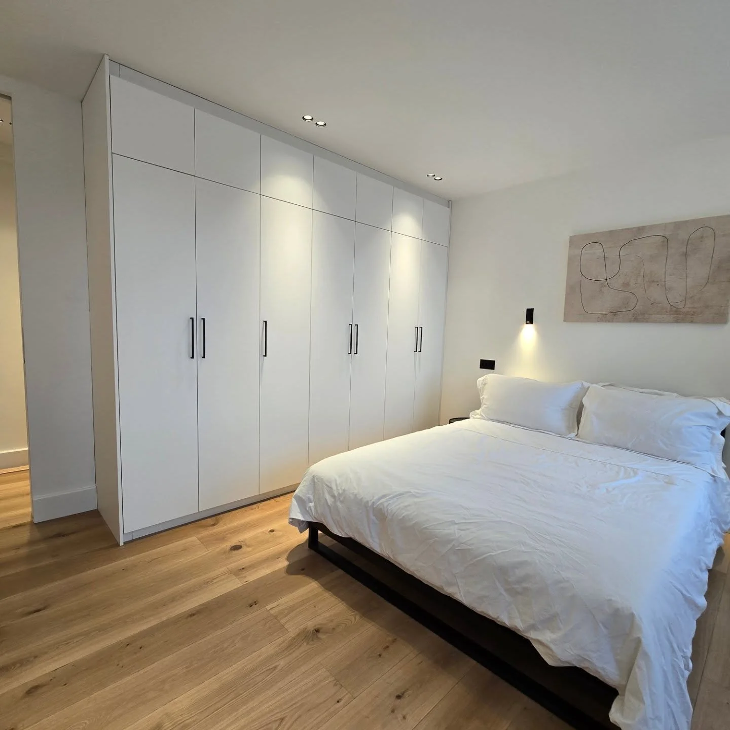 Sleek. Warm. Effortless.

This Marylebone bedroom got the full Revivio treatment:
&bull; Custom-fit Howdens wardrobes
&bull; Soft-glow recessed LED lighting
&bull; Rich oak engineered flooring

The result? A clean, calm space with smart storage and s
