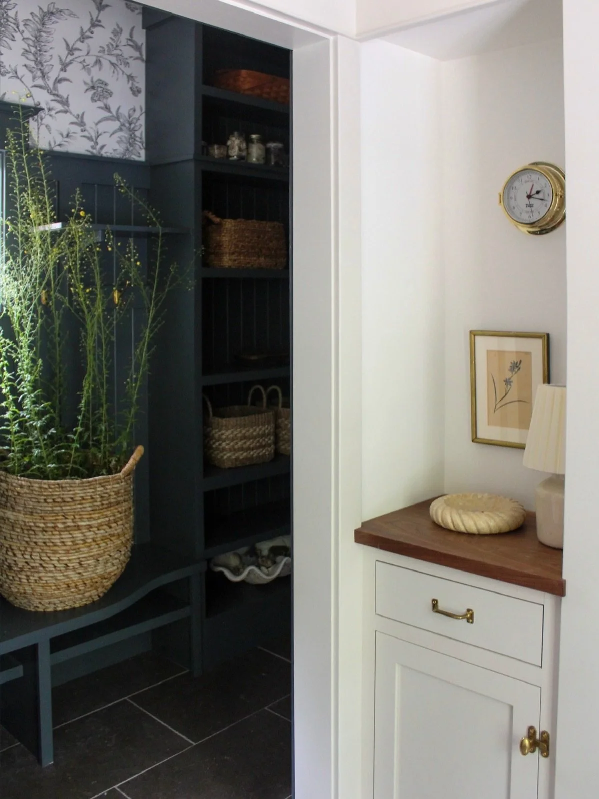 Built-ins done right feel like they&rsquo;ve always belonged 🤍 
It&rsquo;s never just about storage, it&rsquo;s intention. The millwork, the hardware, the negative space, the way it frames a mirror or anchors a room. Every detail matters.

🤍Inspira