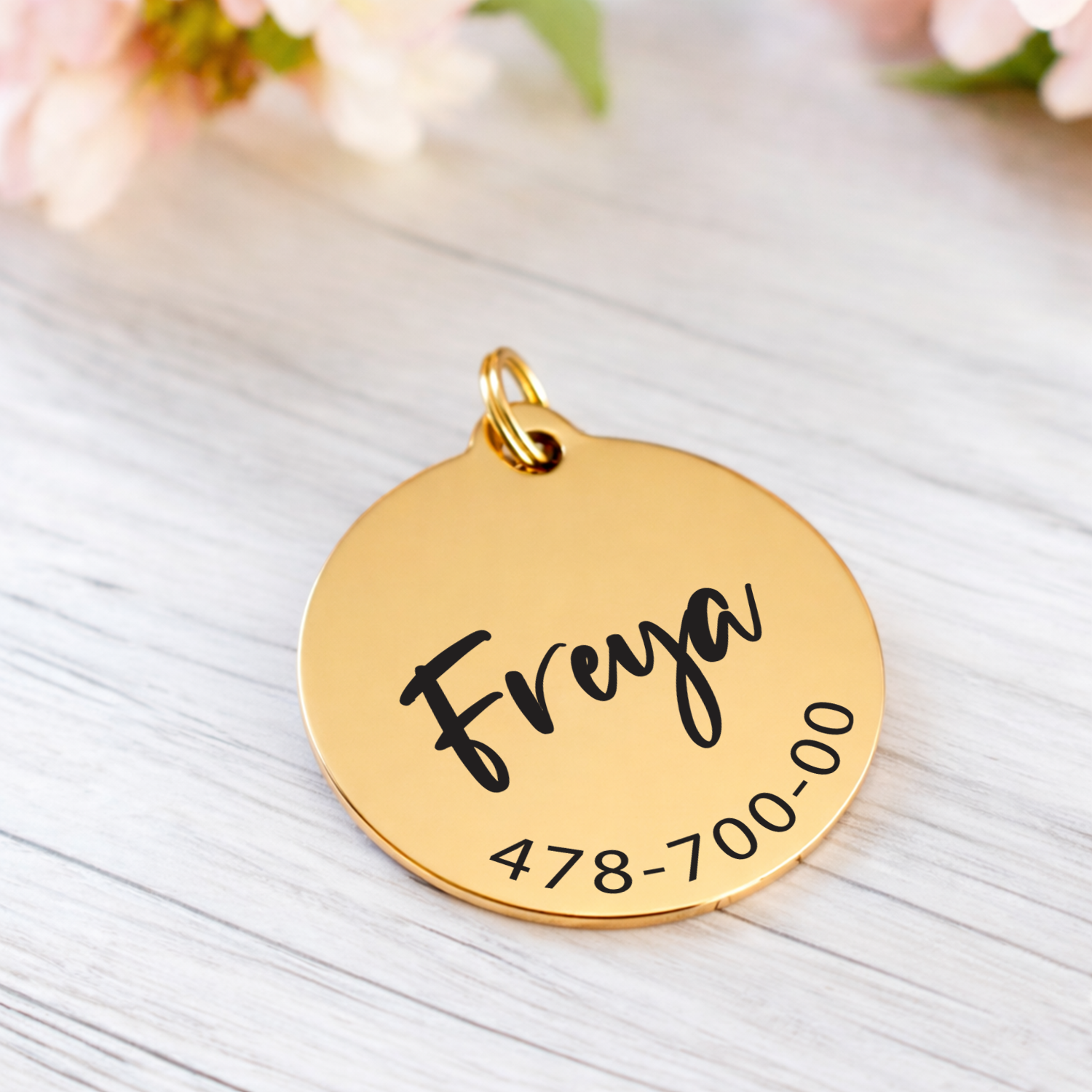 Personlig – Klassisk rundt design med telefonnummer gravert foran