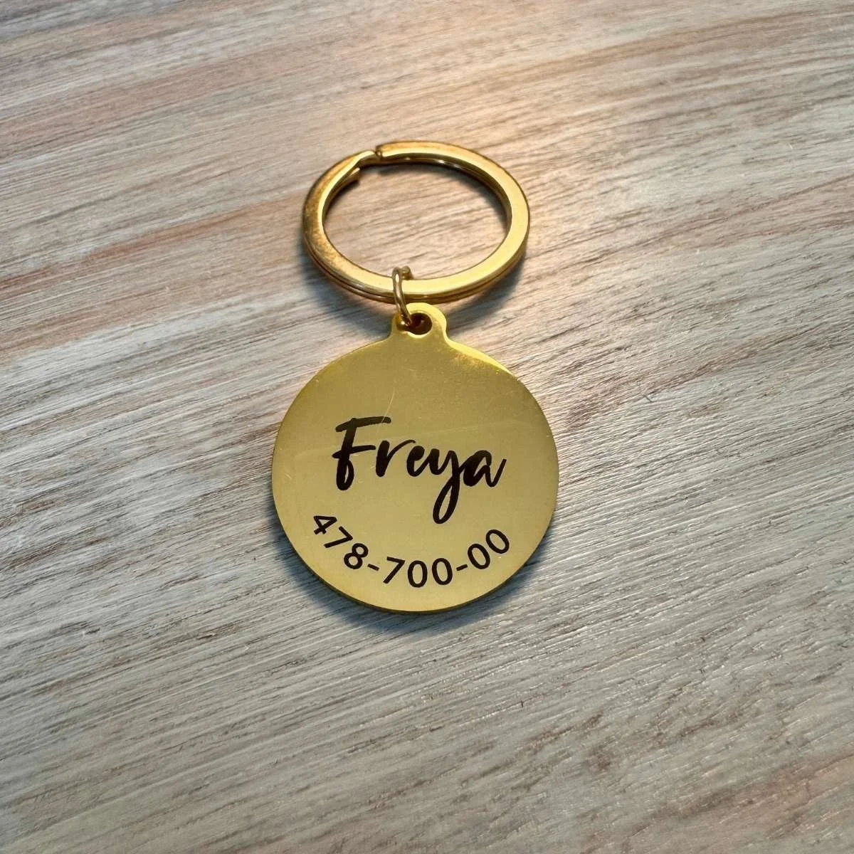 Nordisk Pote – Klassisk rundt design med telefonnummer gravert foran