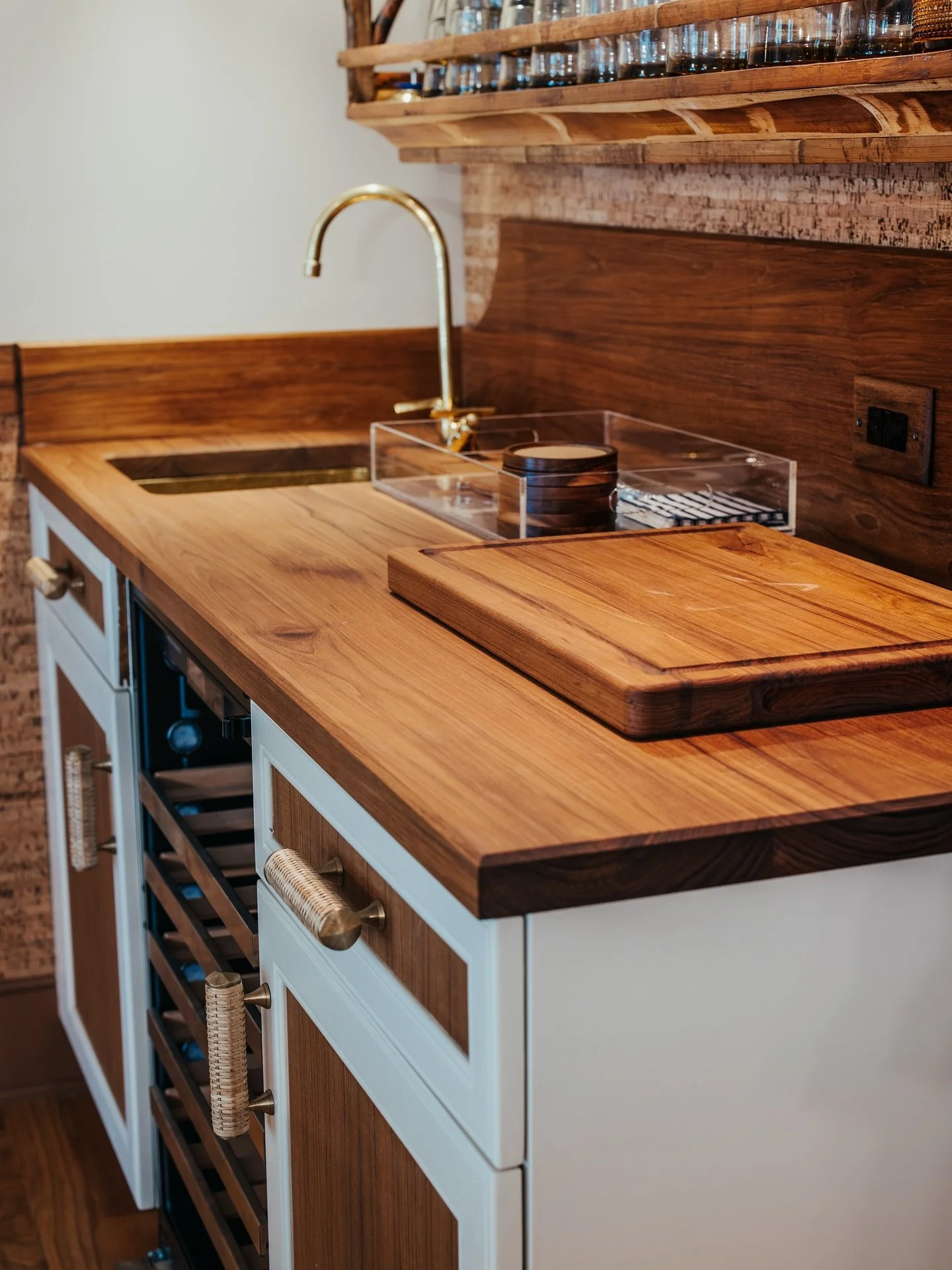 When your client wants a tiki bar, Marsh Point brings together a dream team that can make you a tiki bar
Shout out to @beersmillwork for helping us make this beautiful teak tiki bar for our clients on kiawah 🔥
#teakwood #tikibar #homerenovation #kia