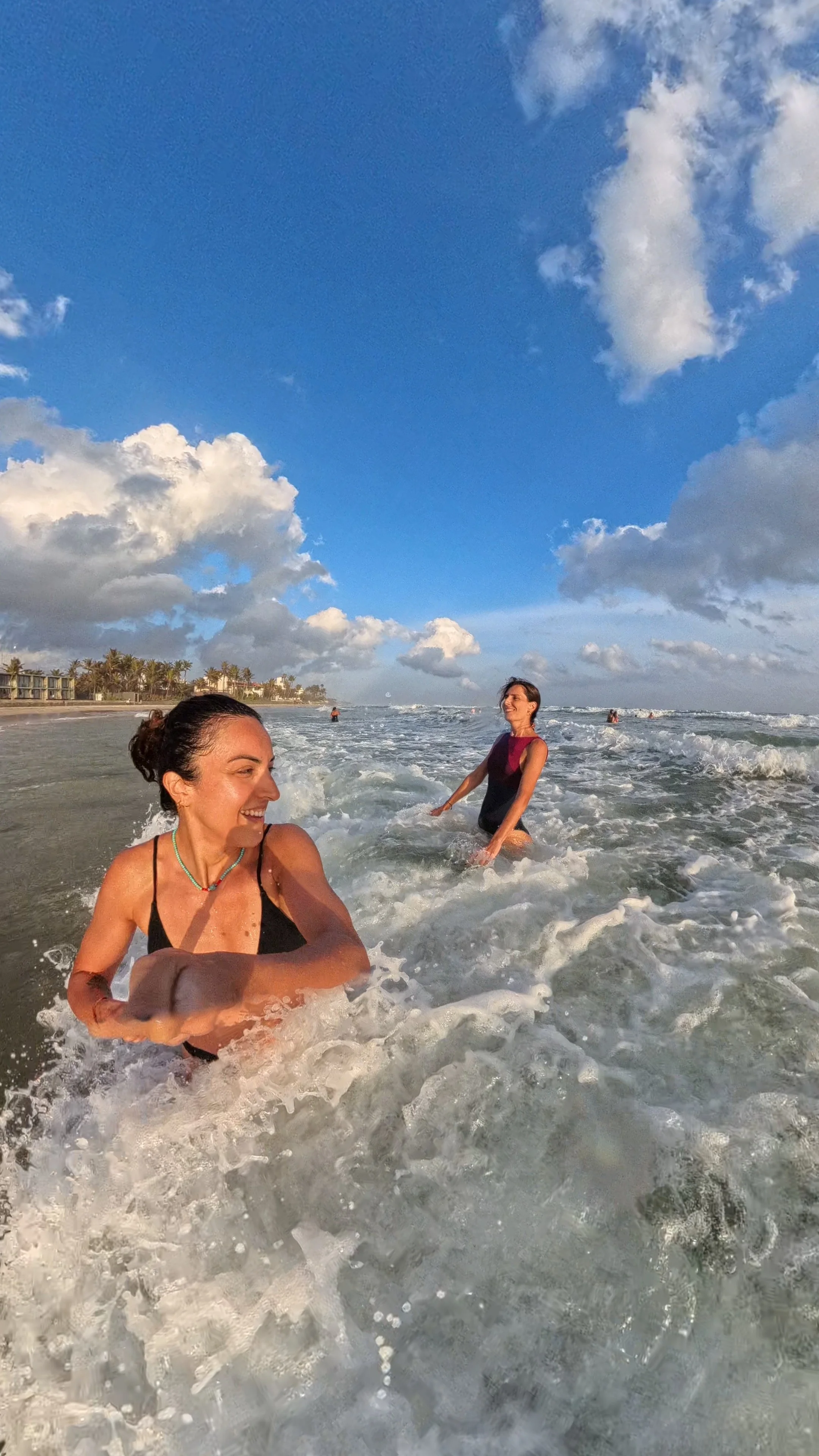 Dalgalarda coşan biz