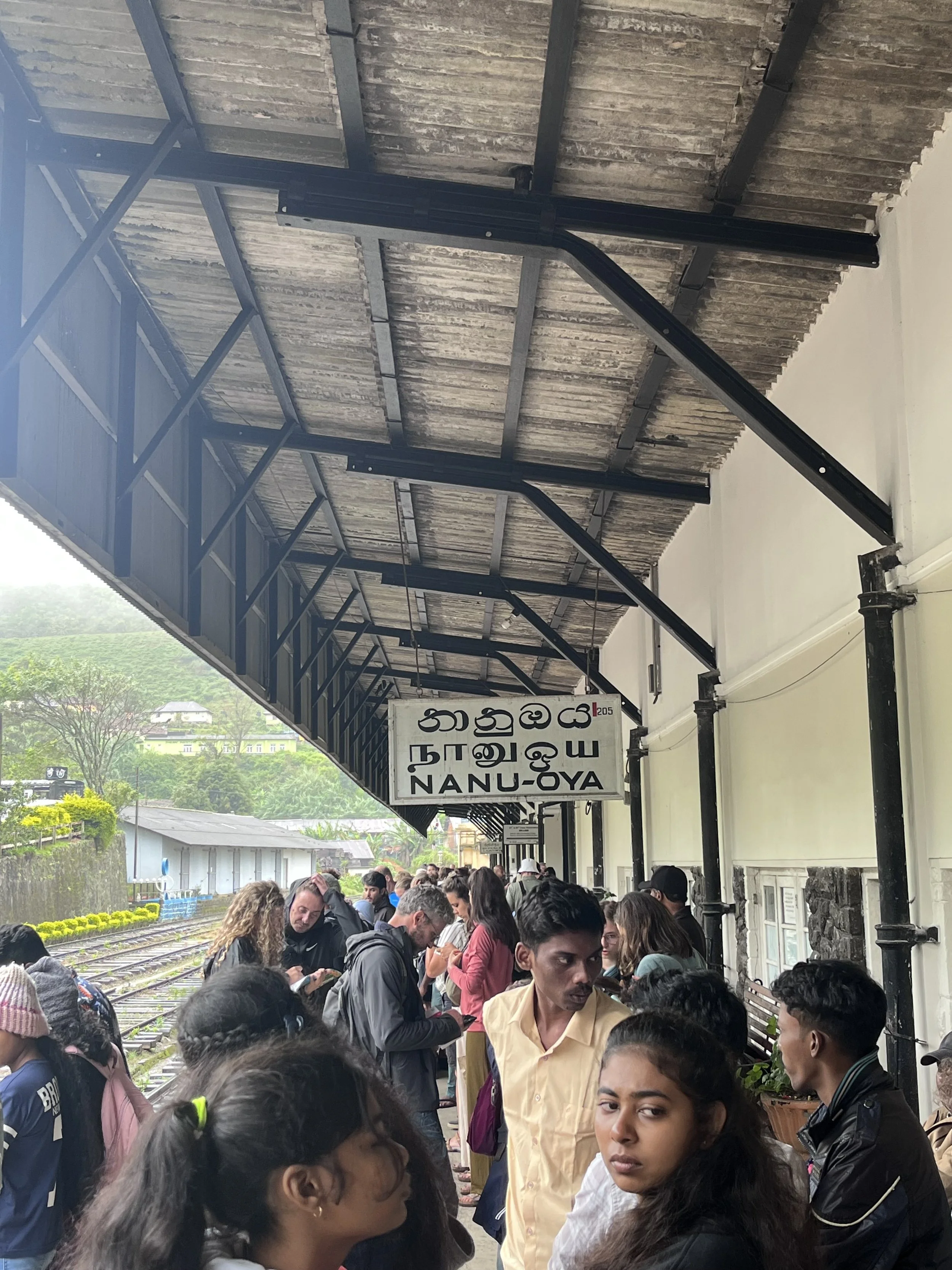 Bizimle bekleyen onlarca insan