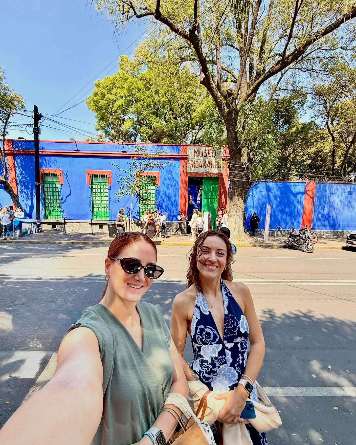 Frida Kahlo&rsquo;nun evinde bir zaman kaps&uuml;l&uuml; olduğunu biliyor muydunuz? 💙

20. y&uuml;zyılın en ikonik ve ilham verici sanat&ccedil;ılarından olan Frida Kahlo, yalnızca bir ressam değil; direnişin, &ouml;zg&uuml;nl&uuml;ğ&uuml;n ve kadın