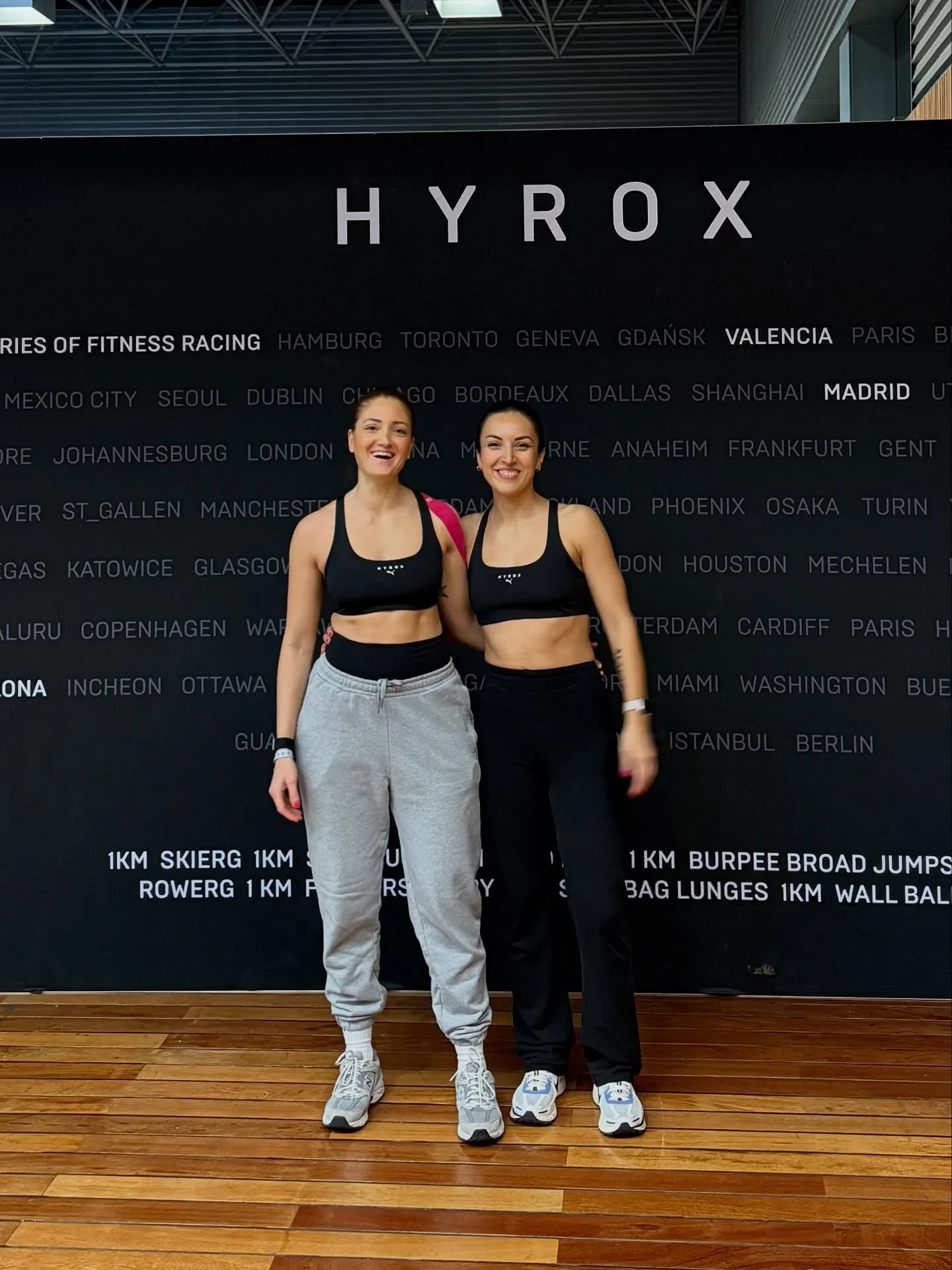 Ge&ccedil;tiğimiz haftasonu normalde yaptığımız seyahatlerden daha farklı bir seyahat yaptık. İspanya&rsquo;nın Bilbao şehrinde yaklaşık 10.000 kişinin katıldığı bir fitness yarışmasına katıldık: HYROX.

Hyrox d&uuml;nyanın bir&ccedil;ok yerinde d&uu