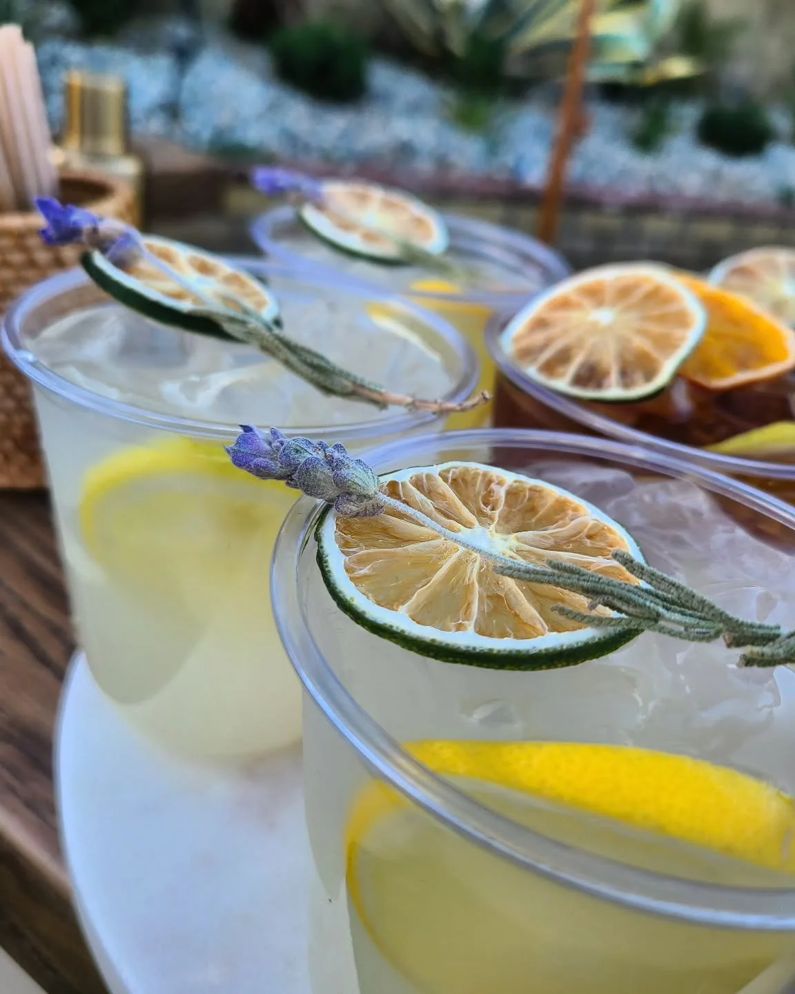 Fresh 🌿🍋

Lemon Spritz &amp; Long Islands 🥃

Our type of hydration station 😏

Dehydrated lavender by @itsfreshlypreserved 

#Cocktails #SocalBartenders #MobileBar