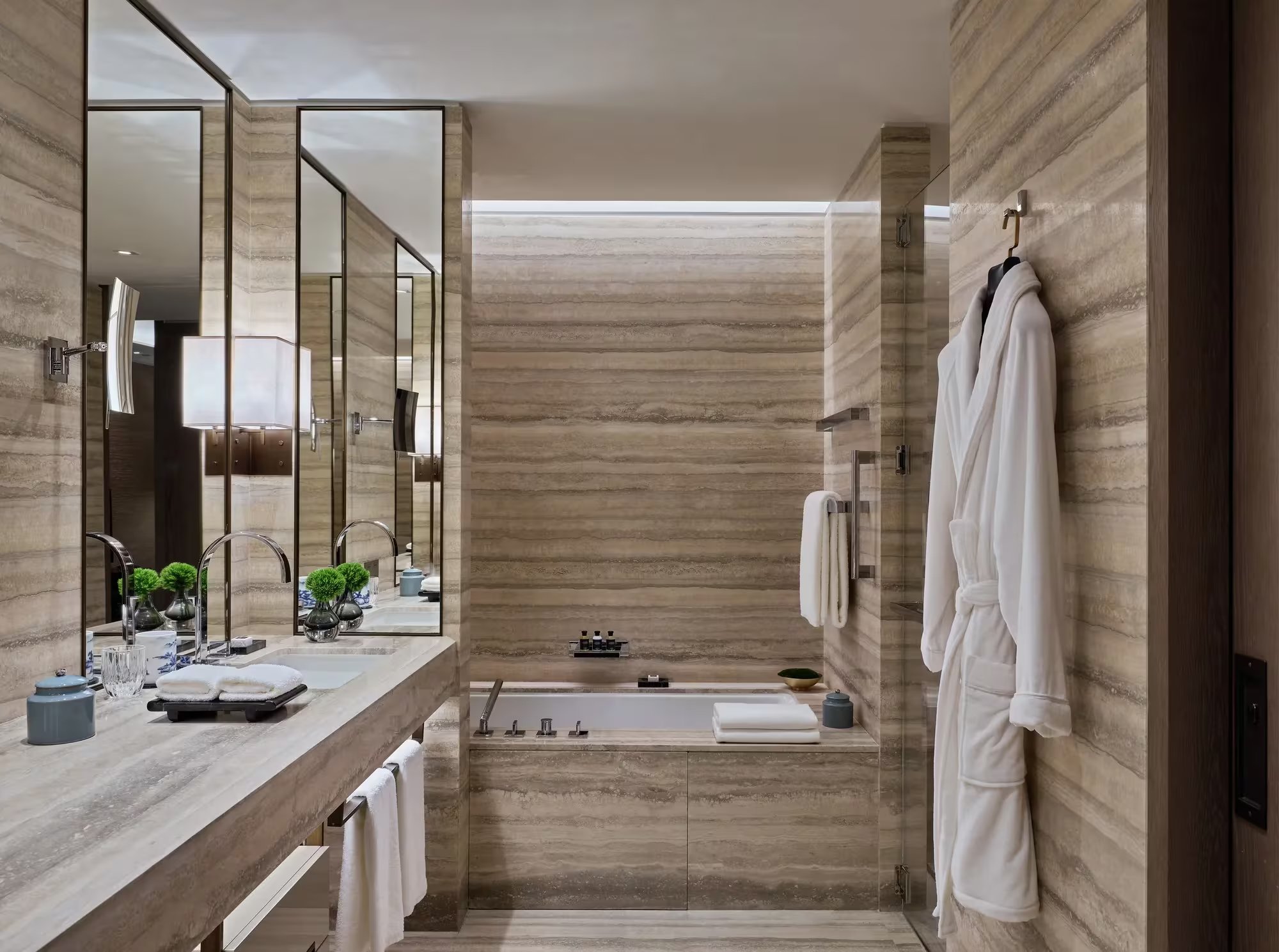 RWGZU_3-0_DeluxeKingRoomBathroom.jpg
