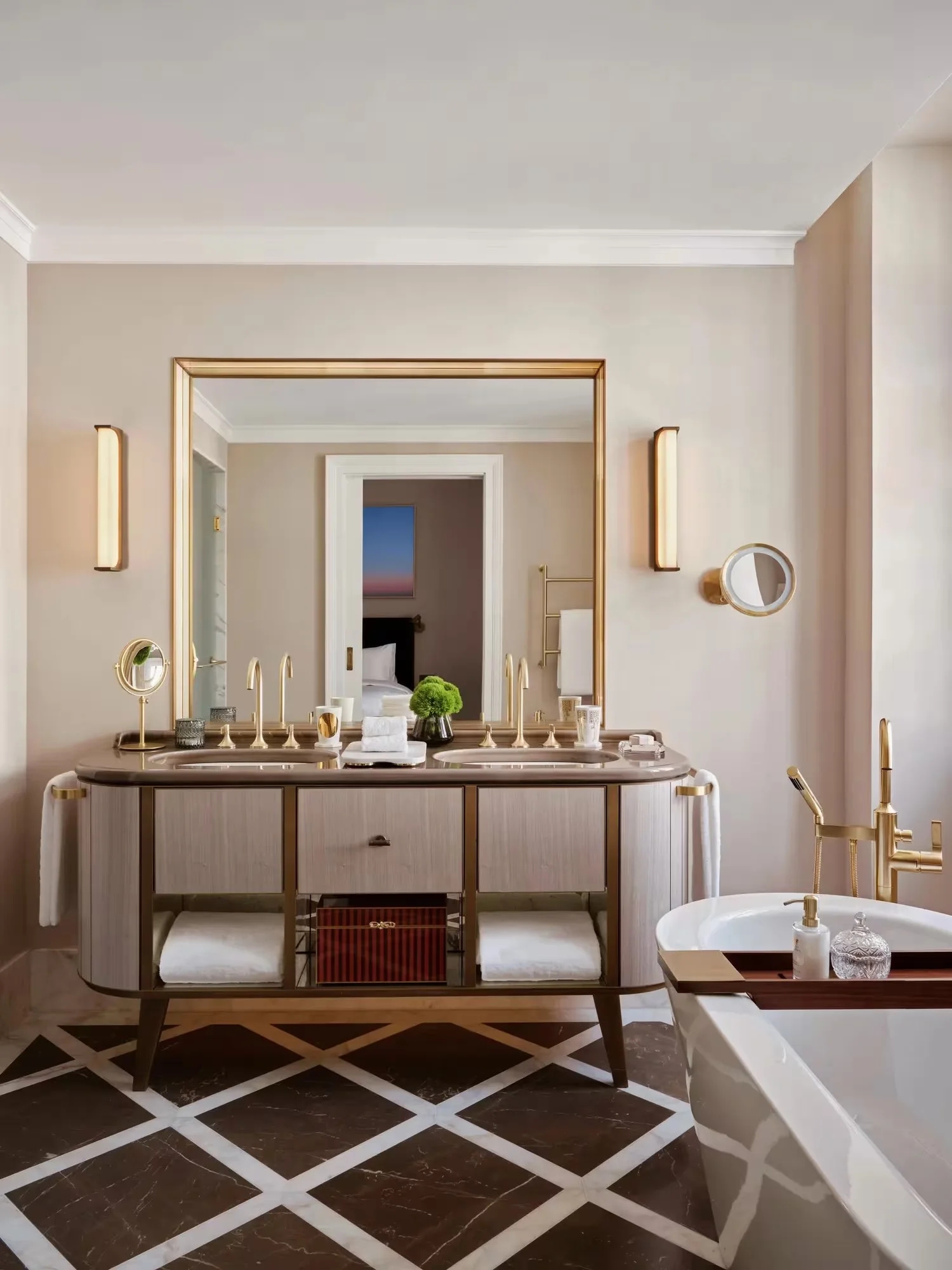 RWVIE_3-0_PremierRoom-4.jpg