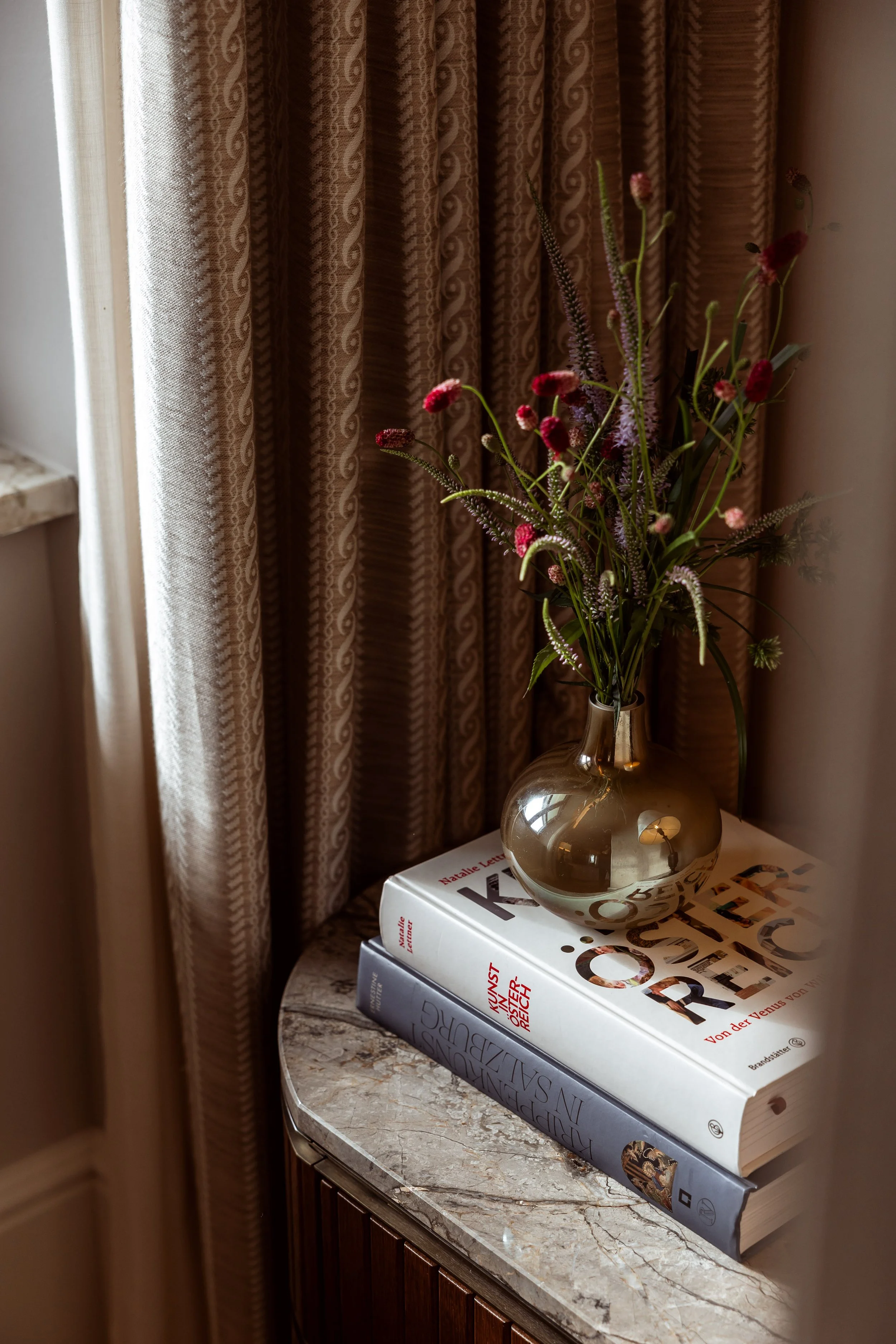 RWFSL_Facilities_Suite_2BedroomLakeviewSuite_Bedroom2_Details_311-2075.jpg
