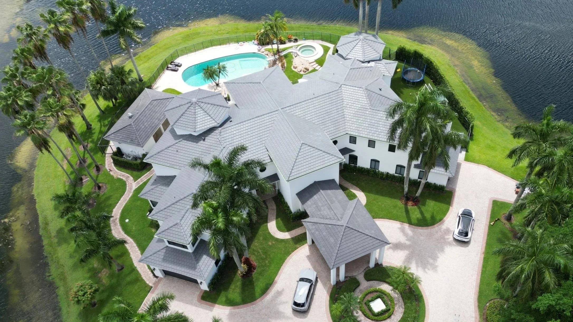 Oranssi carpenter using bench saw