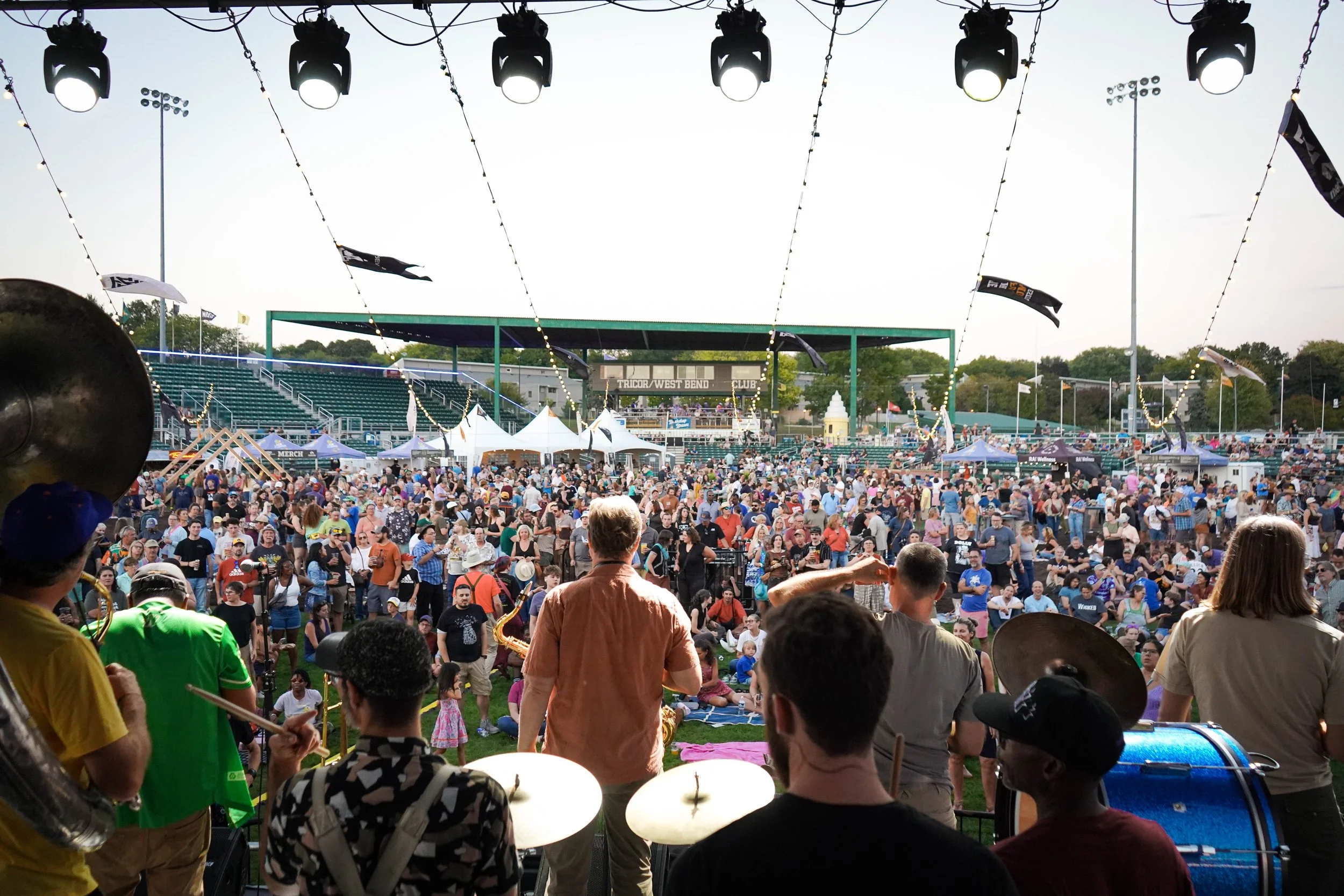 ATMO_TrueNorth_MamaDigdownsBrassBand_Crowd.jpg