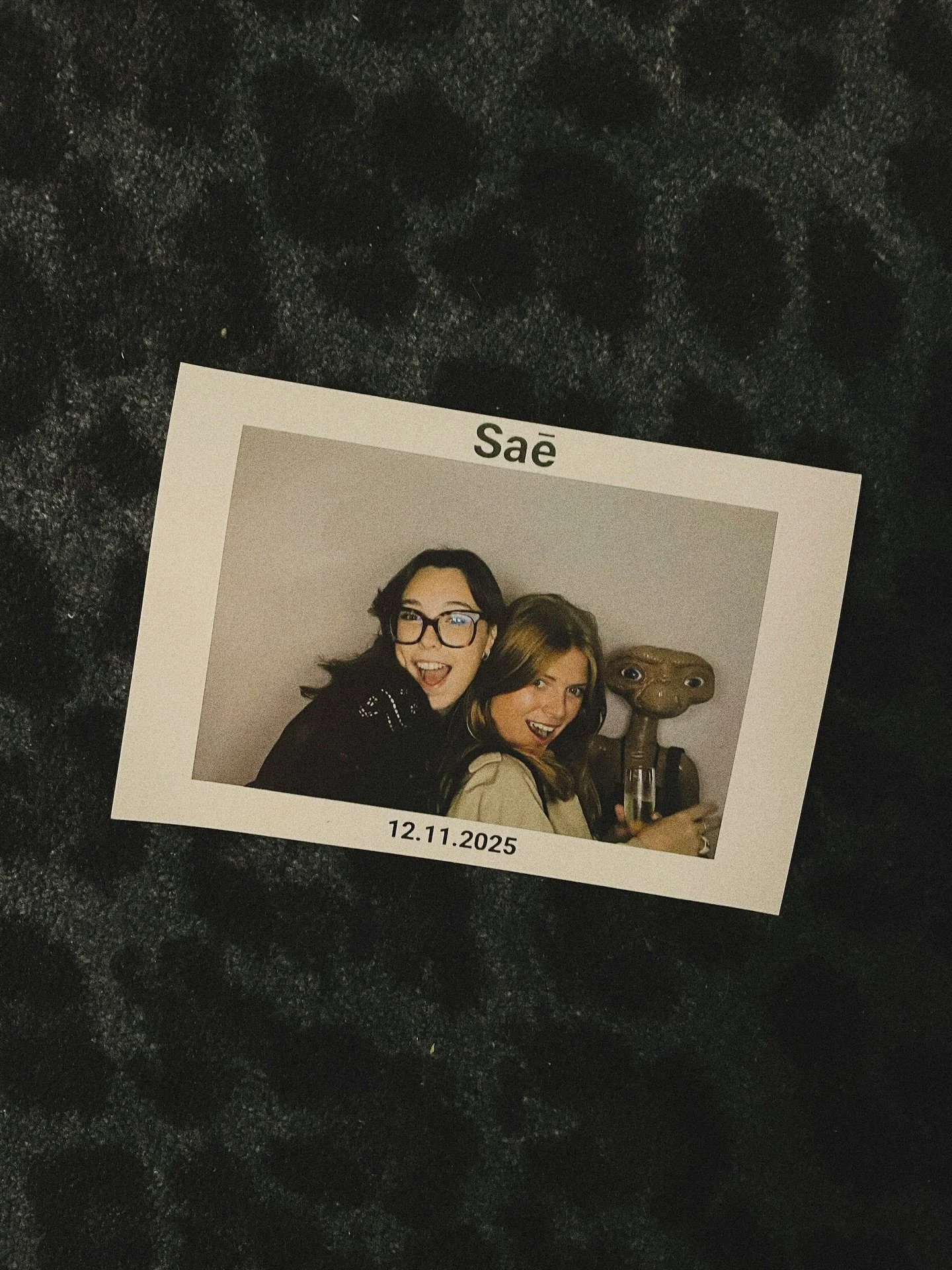 dump de ces derniers jours &agrave; l&rsquo;agence 
1 - Celle qui a sous-titr&eacute; toute ma soir&eacute;e et a reconnu tous les guest de la soir&eacute;e @saeparisoff aka Lisa, best recrue 
2 - des chiens robots of course
3 - le joli carrelage de 