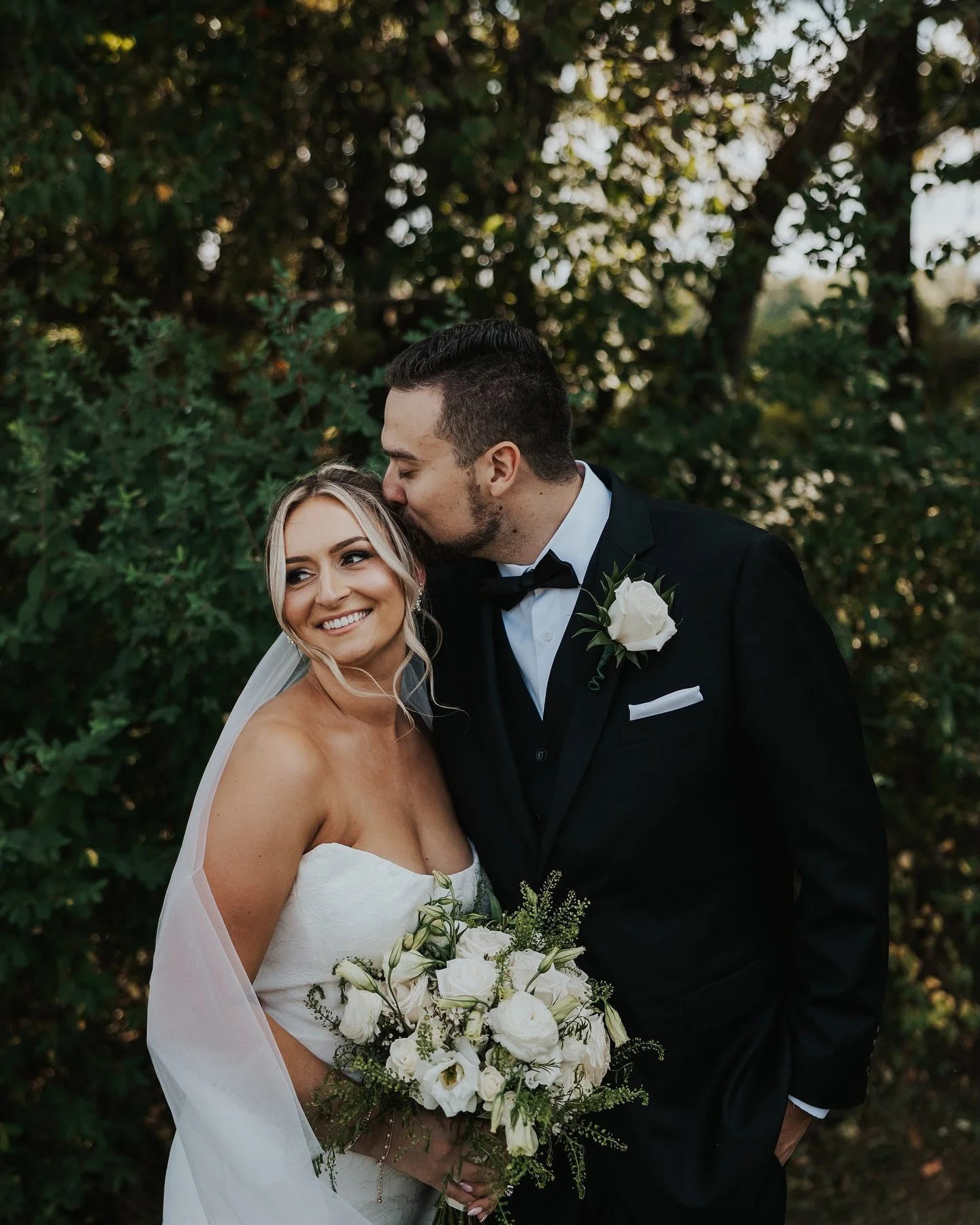 Still day dreaming over this gorgeous day at Notting Hill Farm with Emily &amp; Cameron 🤍 

From the rolling countryside views at one of my favorite venues, to the sweetest little details, It was such an honor to capture every moment of this perfect