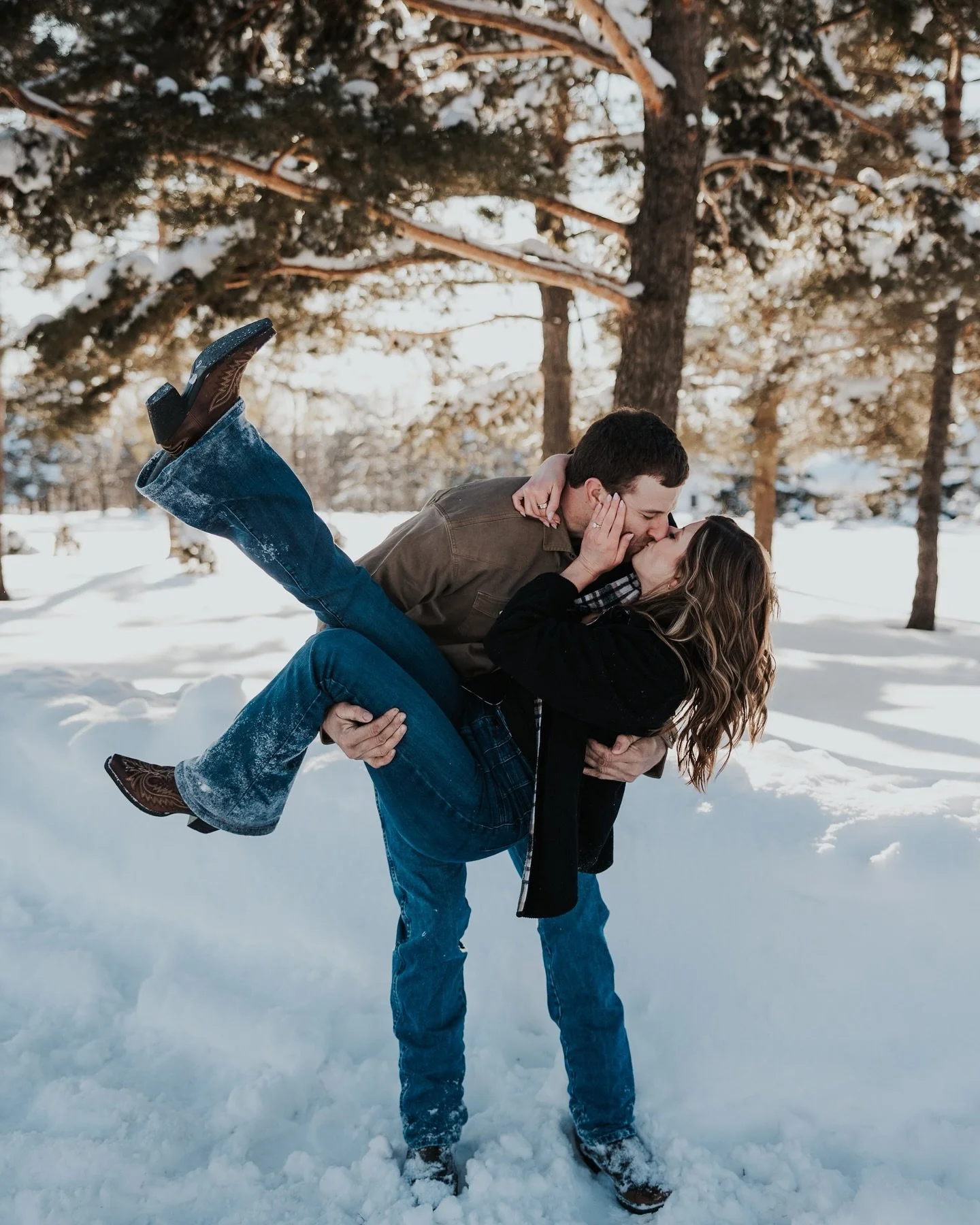 From freezing temps, to their cozy home, I had the best time capturing these two together ❄️🤎