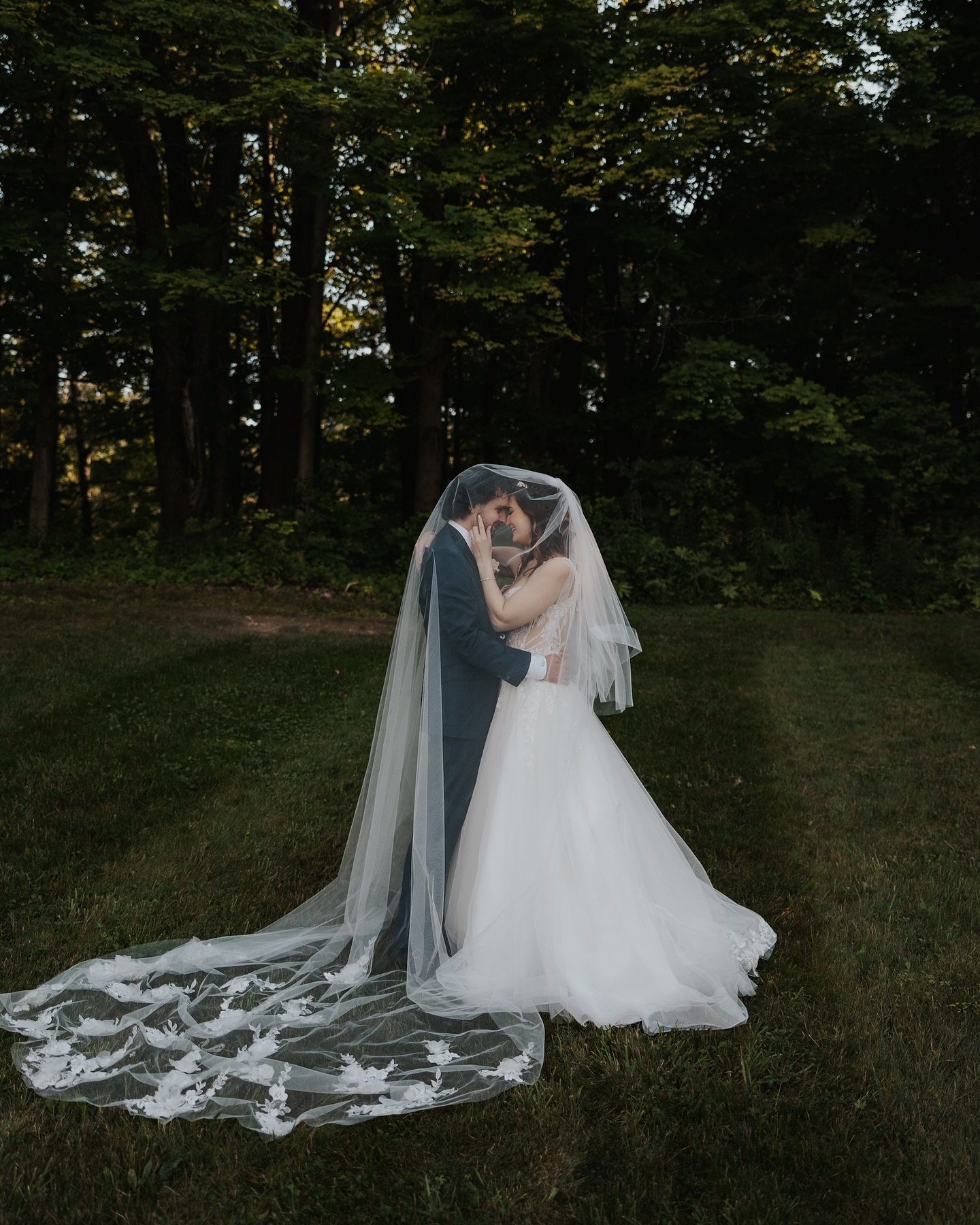 Gaby &amp; Owen 🤍
Notting Hill Farm | July 2025

This is one of those wedding days that sat in my drafts forever because&hellip; how are you supposed to narrow something like this down?

Everyone literally clapped when the ceremony started and the b