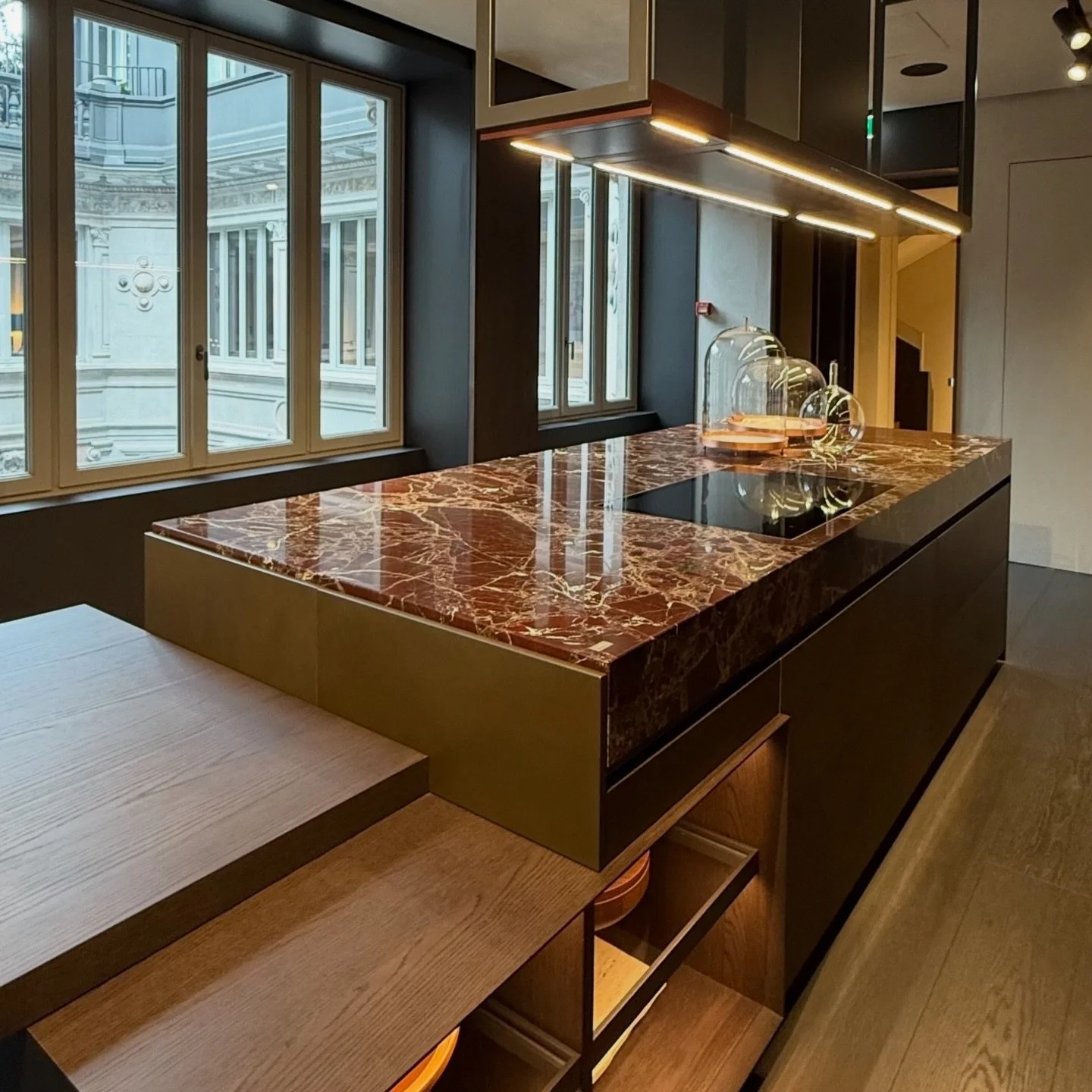 PT: Nem todo projeto precisa de muitos elementos.

Aqui, um &eacute; suficiente: Rosso Levanto.

Uma escolha que valoriza o espa&ccedil;o, define a linguagem e eleva o padr&atilde;o do ambiente.

Projetos assim n&atilde;o acontecem por acaso. S&atild