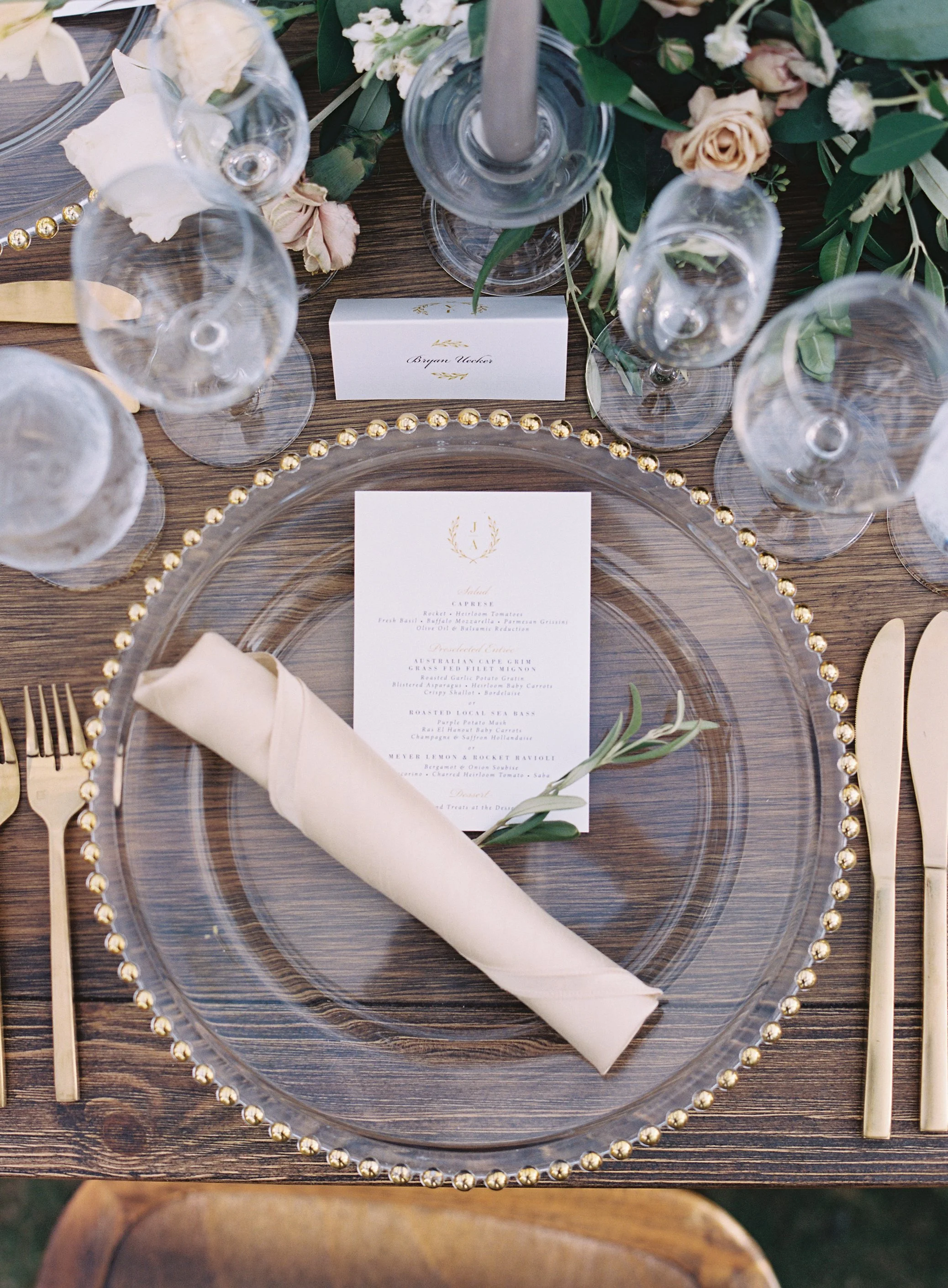 leafy-gold-monogram-black-white-wedding-invitation