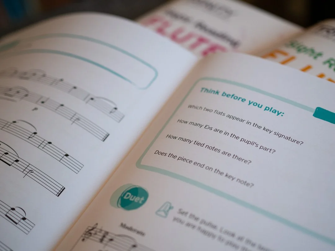 Sight-reading exercise showing questions linking theory and practice in Trinity’s flute method