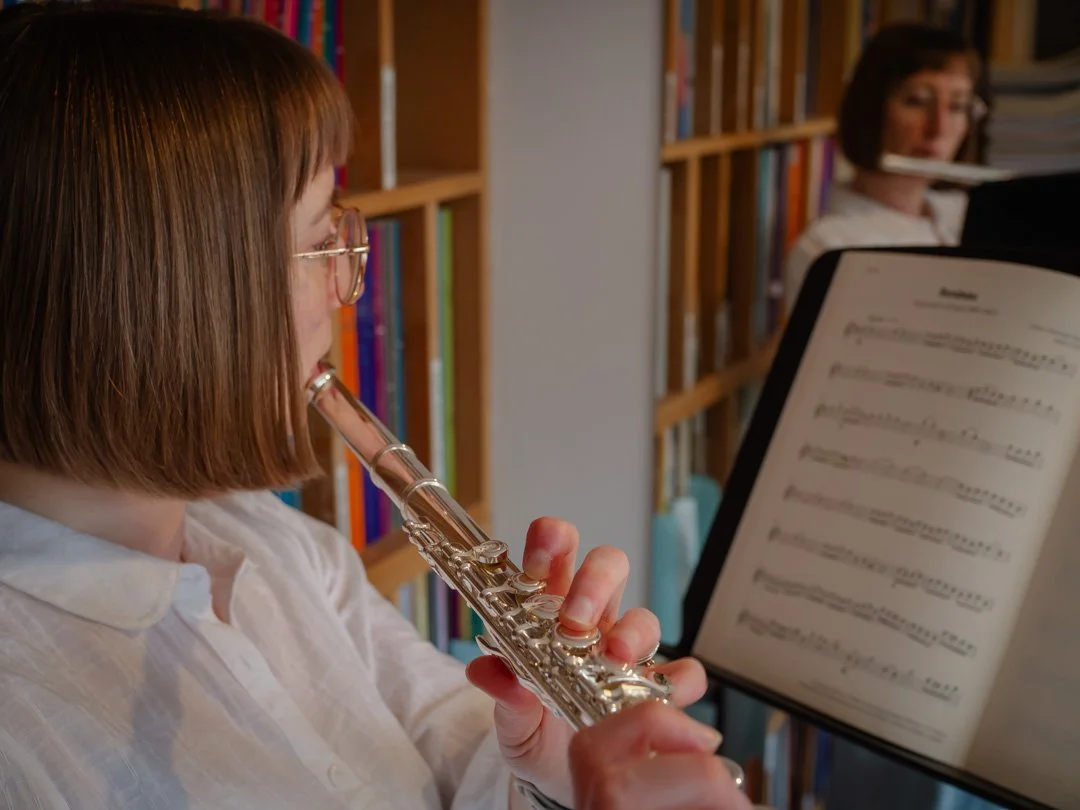 Returning to the flute as an adult learner, a moment of concentration and rediscovery through music