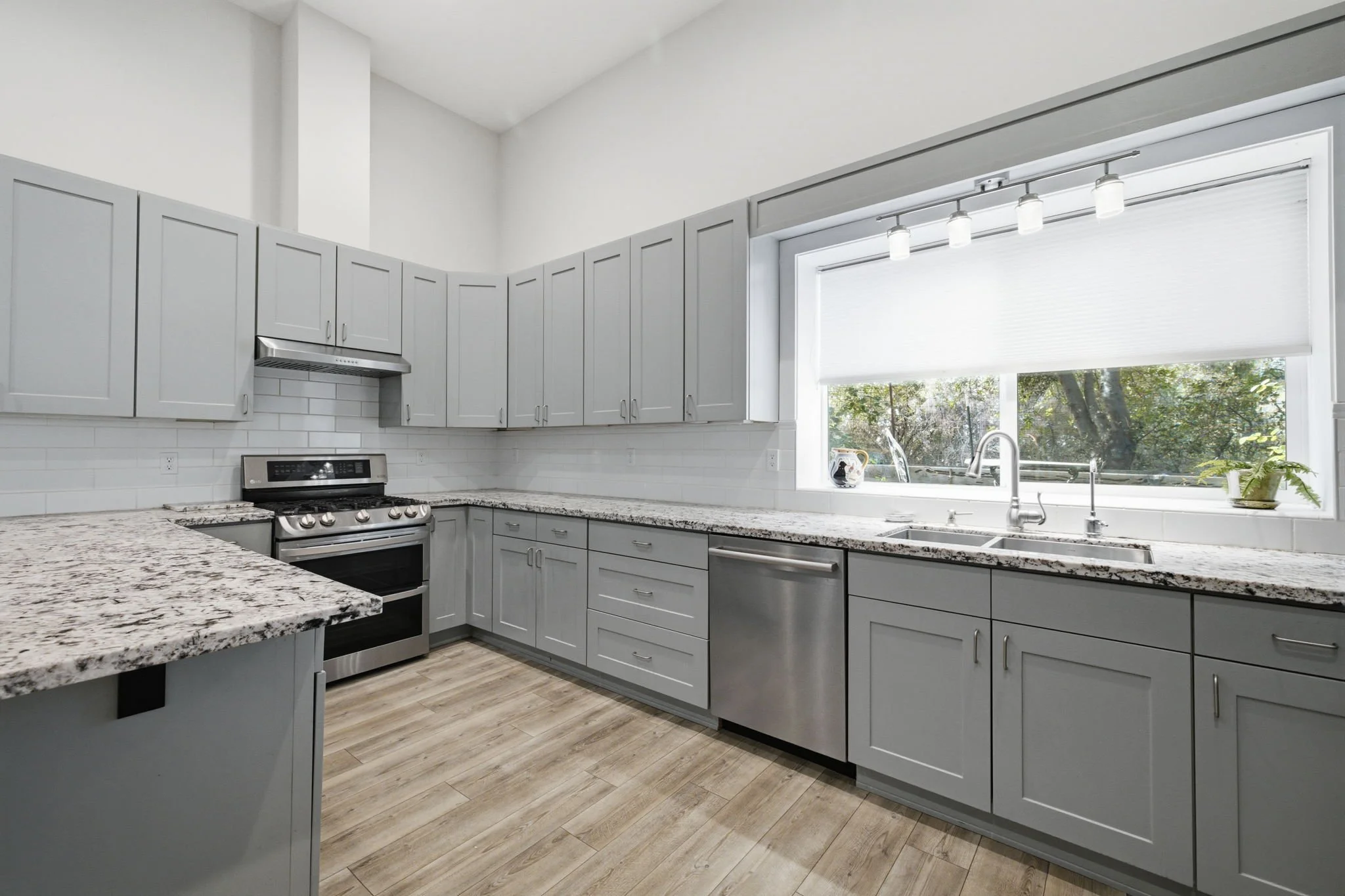 99-web-or-mls-22890 Mount Holly Re_006.jpg