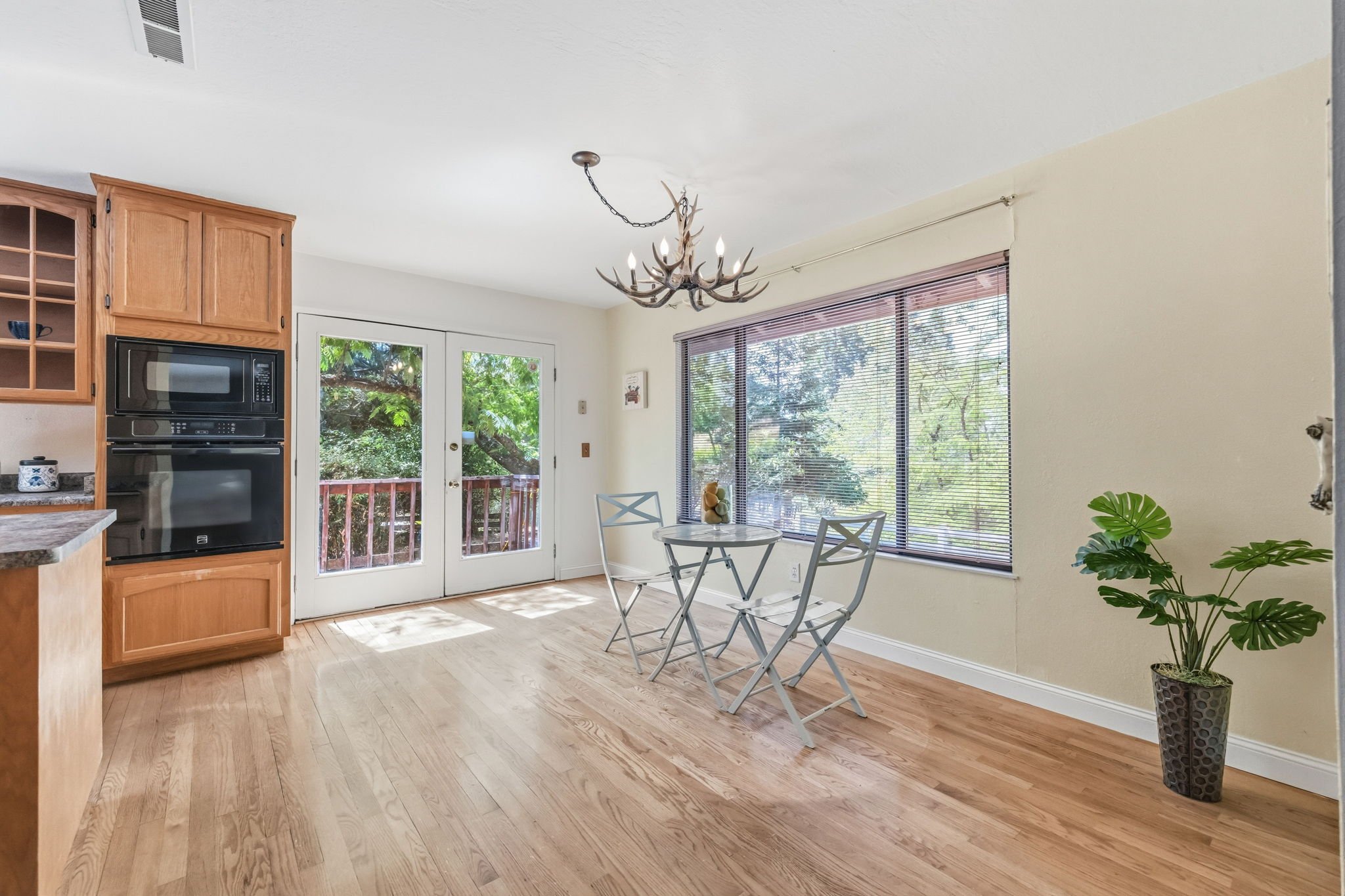11-web-or-mls-19318 Mira Monte Rd-12.jpg